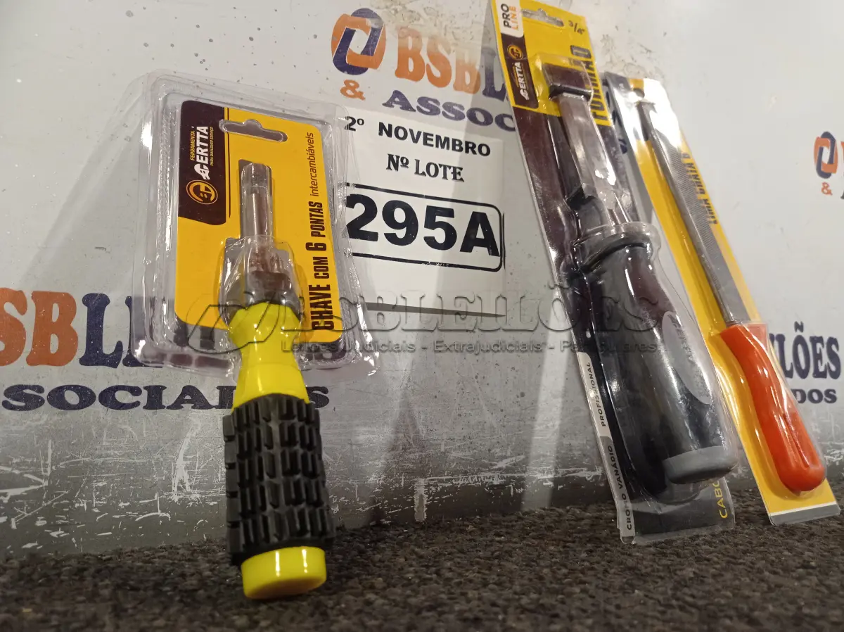 LOTE 295 - 01 FORMÃO, 01 LIMA CHATA 6” E 01 CHAVE COM 06 PONTAS INTERCAMBIÁVEIS. (NO ESTADO) ATENÇÃO! FAZER A VISITAÇÃO ANTES DE ARREMATAR, NÃO SABEMOS SE FUNCIONA. LEILÃO NÃO TEM GARANTIA E NEM DEVOLUÇÃO, SUJEITO A POSSÍVEIS AVARIAS VISÍVEIS/OCULTAS E/OU AUSÊNCIA DE COMPONENTES.