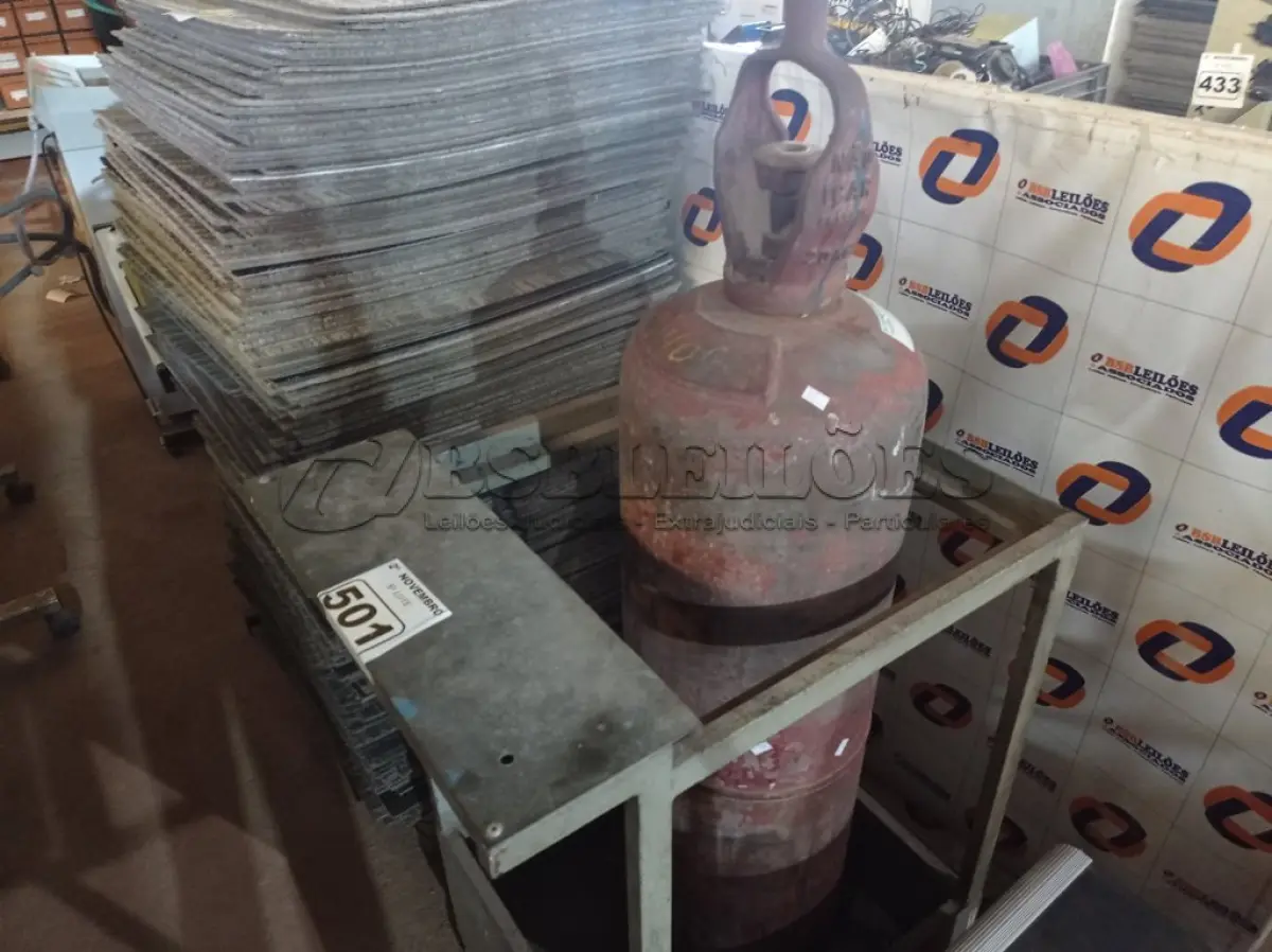 LOTE 501 - 01 CARRINHO PARA TRANSPORTE E 01 CILINDRO DE GÁS ACETILENO. (NO ESTADO) ATENÇÃO! FAZER A VISITAÇÃO ANTES DE ARREMATAR, NÃO SABEMOS SE FUNCIONA. LEILÃO NÃO TEM GARANTIA E NEM DEVOLUÇÃO, SUJEITO A POSSÍVEIS AVARIAS VISÍVEIS/OCULTAS E/OU AUSÊNCIA DE COMPONENTES.