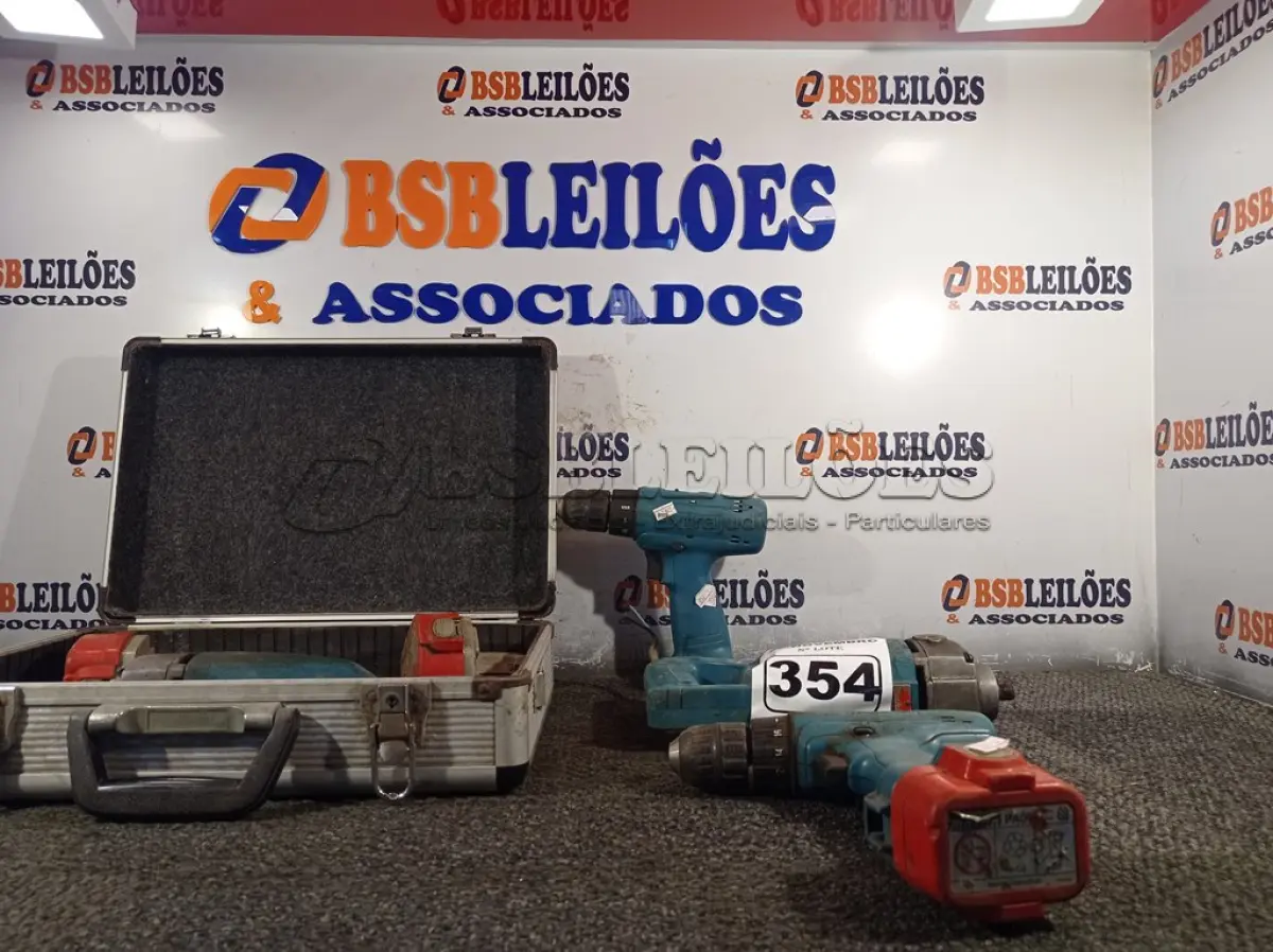 LOTE 354 - 01 MALETA E 04 FURADEIRAS MARCAS E MODELOS DIVERSOS COM PARA RETIRADA DE PEÇAS. (NO ESTADO) ATENÇÃO! FAZER A VISITAÇÃO ANTES DE ARREMATAR, NÃO SABEMOS SE FUNCIONA. LEILÃO NÃO TEM GARANTIA E NEM DEVOLUÇÃO, SUJEITO A POSSÍVEIS AVARIAS VISÍVEIS/OCULTAS E/OU AUSÊNCIA DE COMPONENTES.