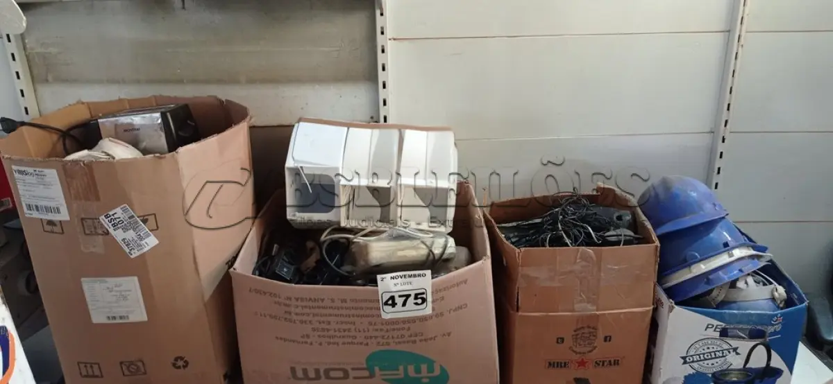 LOTE 475 - 01 LOTE COM MATÉRIAS DIVERSOS. (NO ESTADO) ATENÇÃO! FAZER A VISITAÇÃO ANTES DE ARREMATAR, NÃO SABEMOS SE FUNCIONA. LEILÃO NÃO TEM GARANTIA E NEM DEVOLUÇÃO, SUJEITO A POSSÍVEIS AVARIAS VISÍVEIS/OCULTAS E/OU AUSÊNCIA DE COMPONENTES.