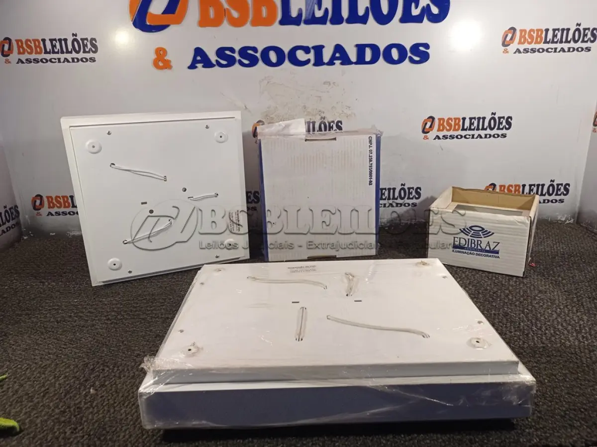 LOTE 557 - 02 LUMINÁRIAS DE EMBUTIR E 02 PLAFON DE SOBREPOR MARCAS E MODELOS DIVERSOS. (NO ESTADO) ATENÇÃO! FAZER A VISITAÇÃO ANTES DE ARREMATAR, NÃO SABEMOS SE FUNCIONA. LEILÃO NÃO TEM GARANTIA E NEM DEVOLUÇÃO, SUJEITO A POSSÍVEIS AVARIAS VISÍVEIS/OCULTAS E/OU AUSÊNCIA DE COMPONENTES.