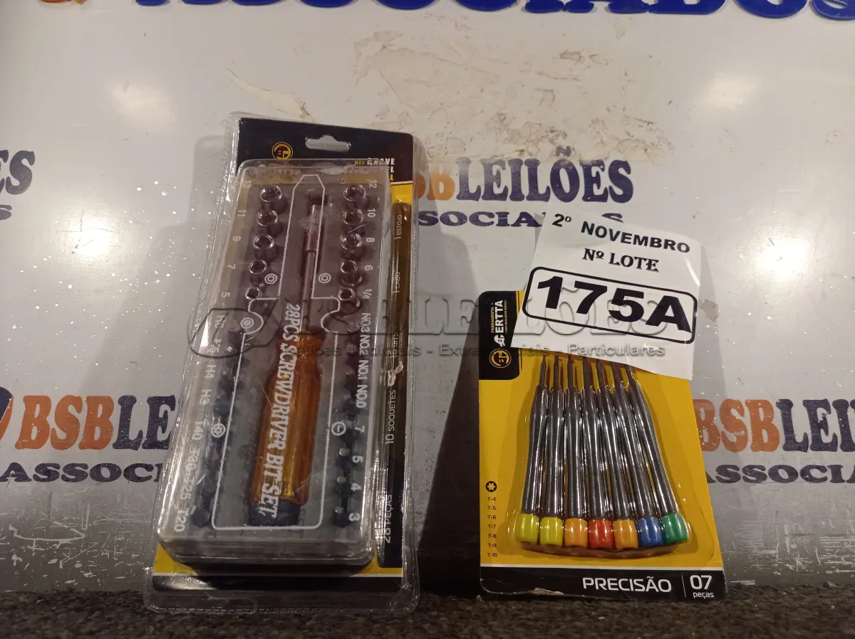 LOTE 175 - 01 KIT DE CHAVES INTERCAMBIÁVEIS MULTIFUNCIONAL E 01 KIT DE CHAVES DE PRECISÃO. (NO ESTADO) ATENÇÃO! FAZER A VISITAÇÃO ANTES DE ARREMATAR, NÃO SABEMOS SE FUNCIONA. LEILÃO NÃO TEM GARANTIA E NEM DEVOLUÇÃO, SUJEITO A POSSÍVEIS AVARIAS VISÍVEIS/OCULTAS E/OU AUSÊNCIA DE COMPONENTES.