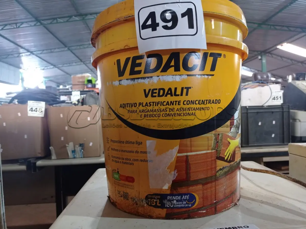 LOTE 491 - 01 BALDE DE VEDALIT, ADITIVO PLASTIFICANTE CONCENTRADO PARA ARGAMASSA DE ASSENTAMENTO E REBOCO CONVENCIONAL. (NO ESTADO) ATENÇÃO! FAZER A VISITAÇÃO ANTES DE ARREMATAR, NÃO SABEMOS SE FUNCIONA. LEILÃO NÃO TEM GARANTIA E NEM DEVOLUÇÃO, SUJEITO A POSSÍVEIS AVARIAS VISÍVEIS/OCULTAS E/OU AUSÊNCIA DE COMPONENTES.