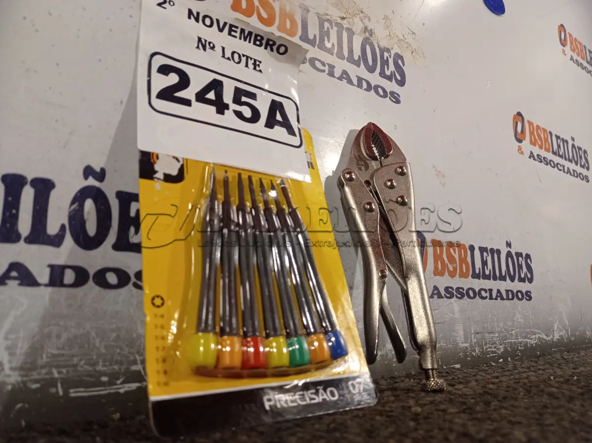LOTE 245 - 01 KIT DE CHAVES TORX E 01 ALICATE DE PRESSÃO. (NO ESTADO) ATENÇÃO! FAZER A VISITAÇÃO ANTES DE ARREMATAR, NÃO SABEMOS SE FUNCIONA. LEILÃO NÃO TEM GARANTIA E NEM DEVOLUÇÃO, SUJEITO A POSSÍVEIS AVARIAS VISÍVEIS/OCULTAS E/OU AUSÊNCIA DE COMPONENTES.