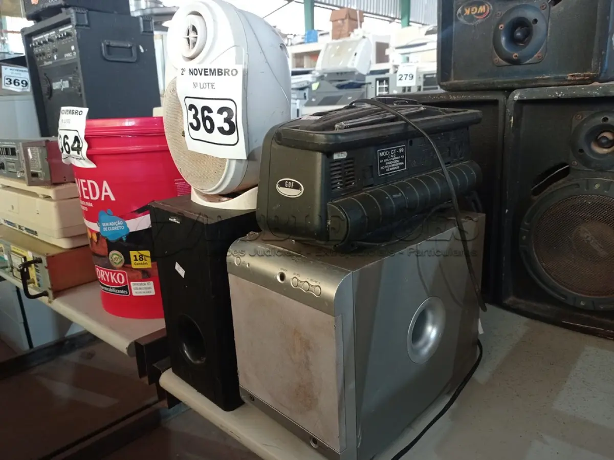 LOTE 363 - 02 SUBWOOFER, 02 PONTAS DE MIXER PARA ALIMENTOS, 01 APARELHO DE SOM E 01 CAIXA DE SOM MARCAS E MODELOS DIVERSOS. (NO ESTADO) ATENÇÃO! FAZER A VISITAÇÃO ANTES DE ARREMATAR, NÃO SABEMOS SE FUNCIONA. LEILÃO NÃO TEM GARANTIA E NEM DEVOLUÇÃO, SUJEITO A POSSÍVEIS AVARIAS VISÍVEIS/OCULTAS E/OU AUSÊNCIA DE COMPONENTES.