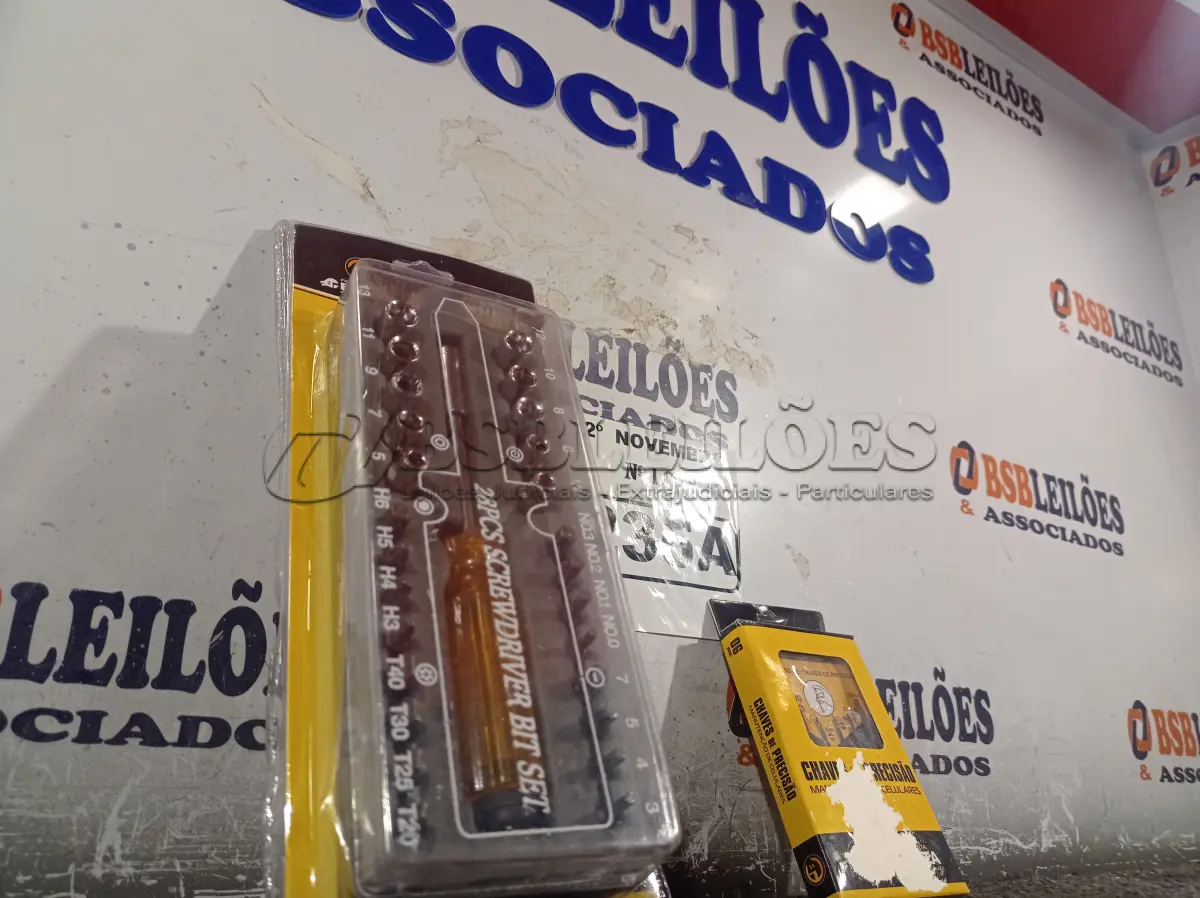 LOTE 235 - 01 KIT DE CHAVES INTERCAMBIÁVEIS MULTIFUNCIONAL E 01 KIT DE CHAVES DE PRECISÃO. (NO ESTADO) ATENÇÃO! FAZER A VISITAÇÃO ANTES DE ARREMATAR, NÃO SABEMOS SE FUNCIONA. LEILÃO NÃO TEM GARANTIA E NEM DEVOLUÇÃO, SUJEITO A POSSÍVEIS AVARIAS VISÍVEIS/OCULTAS E/OU AUSÊNCIA DE COMPONENTES.