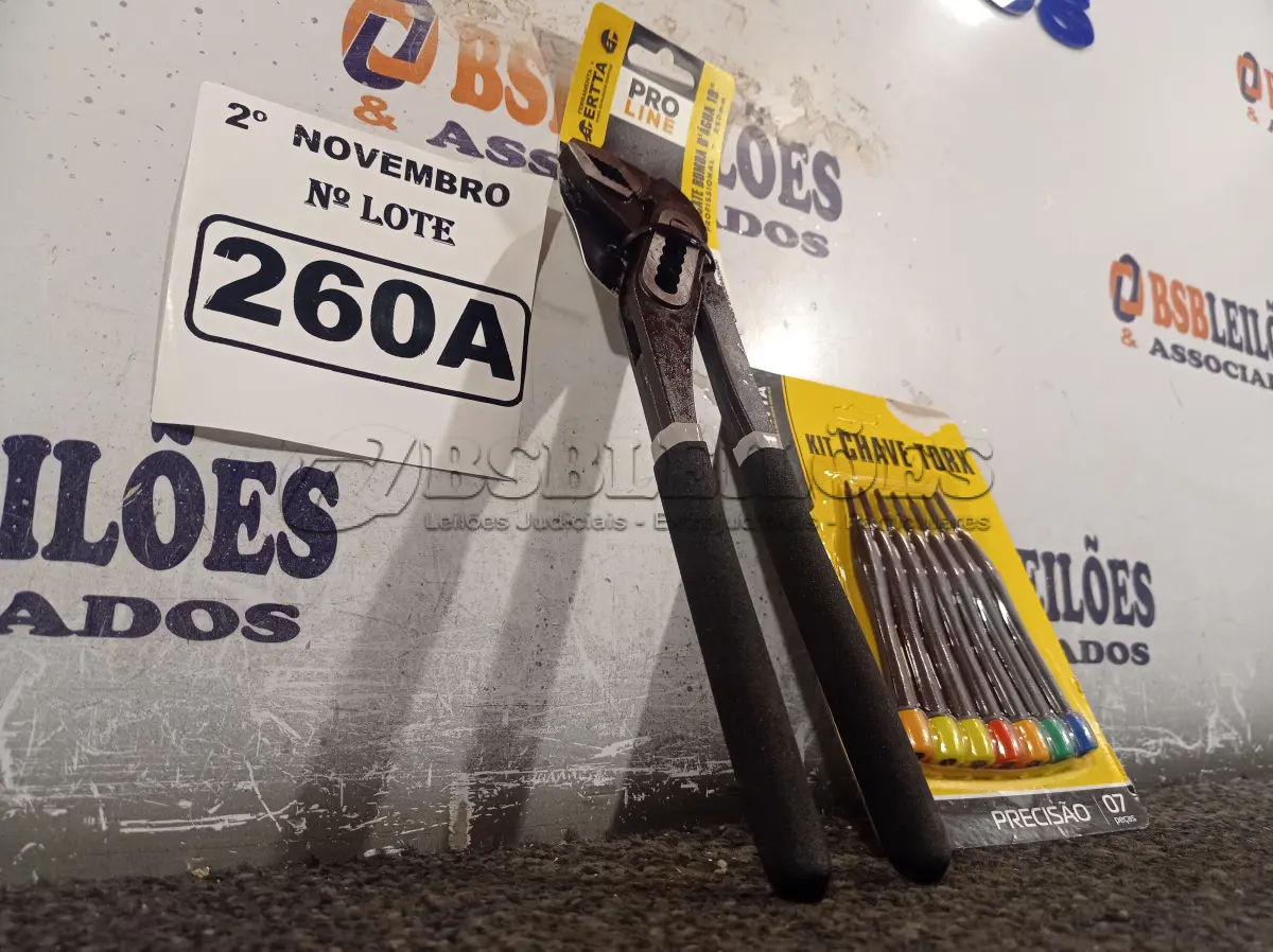 LOTE 260 - 01 ALICATE BOMBA D’AGUA 10” E 01 KIT DE CHAVES TORX. (NO ESTADO) ATENÇÃO! FAZER A VISITAÇÃO ANTES DE ARREMATAR, NÃO SABEMOS SE FUNCIONA. LEILÃO NÃO TEM GARANTIA E NEM DEVOLUÇÃO, SUJEITO A POSSÍVEIS AVARIAS VISÍVEIS/OCULTAS E/OU AUSÊNCIA DE COMPONENTES.