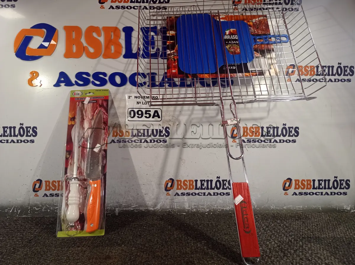 LOTE 095 - 01 KIT CHURRASCO. (NO ESTADO) ATENÇÃO! FAZER A VISITAÇÃO ANTES DE ARREMATAR, NÃO SABEMOS SE FUNCIONA. LEILÃO NÃO TEM GARANTIA E NEM DEVOLUÇÃO, SUJEITO A POSSÍVEIS AVARIAS VISÍVEIS/OCULTAS E/OU AUSÊNCIA DE COMPONENTES.