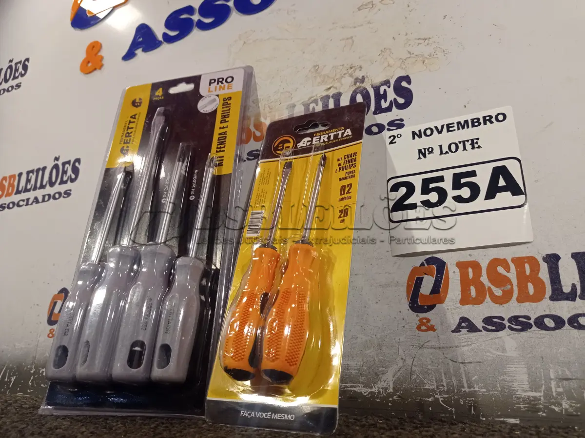 LOTE 255 - 02 KIT’S DE CHAVES FENDA/PHILIPS COM 04 E 02 PEÇAS. (NO ESTADO) ATENÇÃO! FAZER A VISITAÇÃO ANTES DE ARREMATAR, NÃO SABEMOS SE FUNCIONA. LEILÃO NÃO TEM GARANTIA E NEM DEVOLUÇÃO, SUJEITO A POSSÍVEIS AVARIAS VISÍVEIS/OCULTAS E/OU AUSÊNCIA DE COMPONENTES.