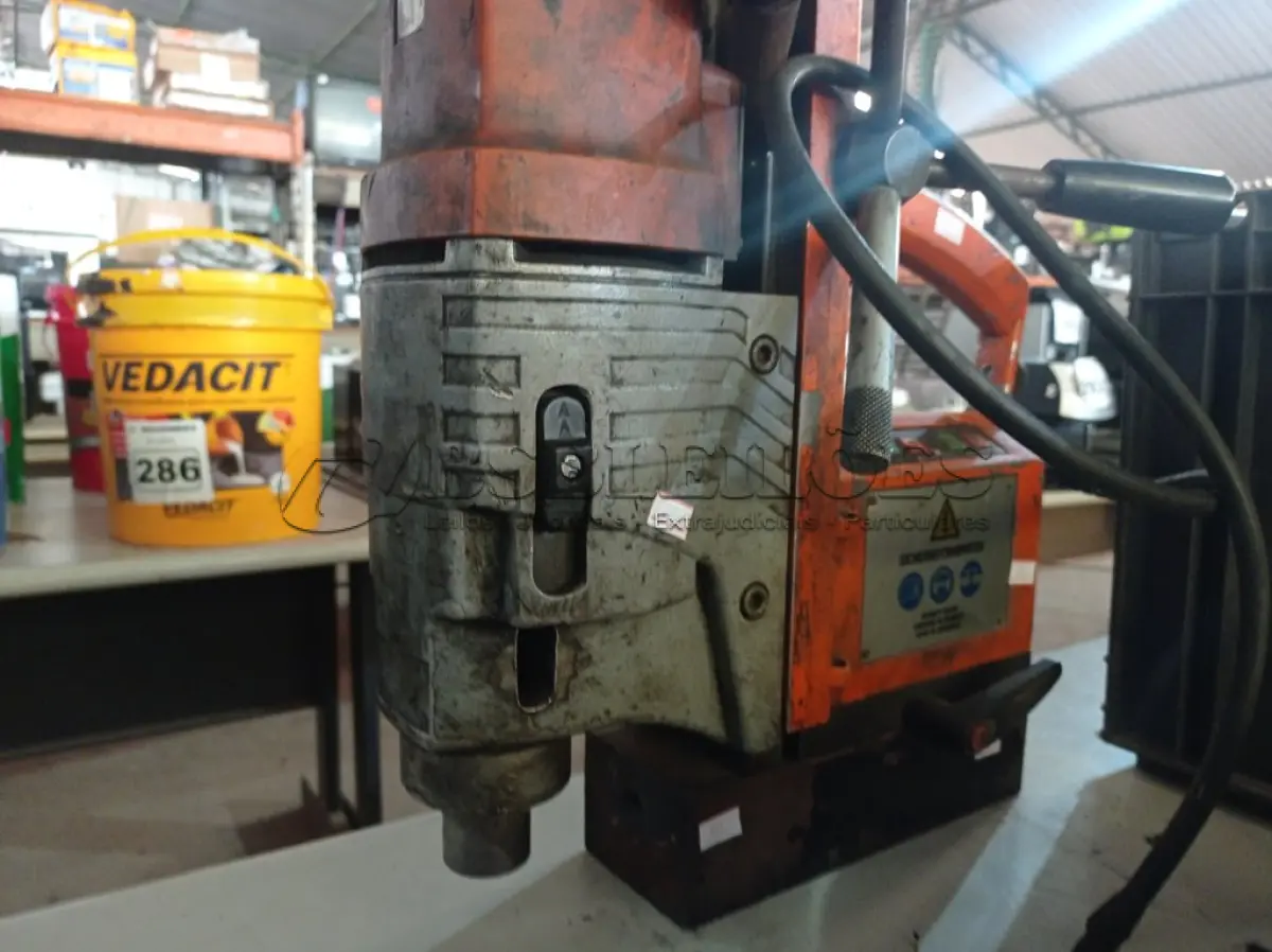 LOTE 357 - 01 FURADEIRA DE BASE MAGNÉTICA. (NO ESTADO) ATENÇÃO! FAZER A VISITAÇÃO ANTES DE ARREMATAR, NÃO SABEMOS SE FUNCIONA. LEILÃO NÃO TEM GARANTIA E NEM DEVOLUÇÃO, SUJEITO A POSSÍVEIS AVARIAS VISÍVEIS/OCULTAS E/OU AUSÊNCIA DE COMPONENTES.