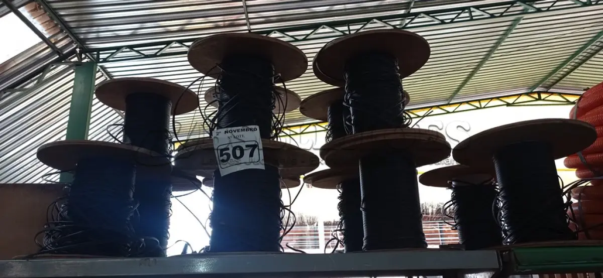 LOTE 507 - 01 LOTE COM VÁRIOS PEDAÇOS DE FIBRA ÓTICA. (NO ESTADO) ATENÇÃO! FAZER A VISITAÇÃO ANTES DE ARREMATAR, NÃO SABEMOS SE FUNCIONA. LEILÃO NÃO TEM GARANTIA E NEM DEVOLUÇÃO, SUJEITO A POSSÍVEIS AVARIAS VISÍVEIS/OCULTAS E/OU AUSÊNCIA DE COMPONENTES.