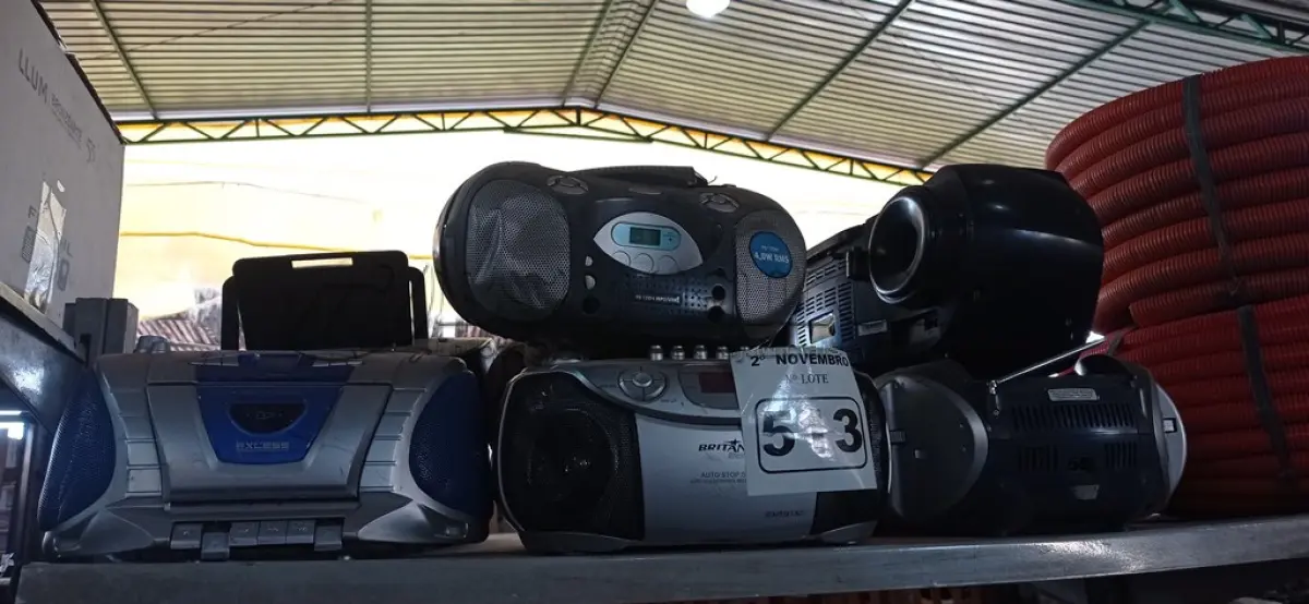 LOTE 513 - 10 APARELHOS DE SOM MARCAS E MODELOS DIVERSOS. (NO ESTADO) ATENÇÃO! FAZER A VISITAÇÃO ANTES DE ARREMATAR, NÃO SABEMOS SE FUNCIONA. LEILÃO NÃO TEM GARANTIA E NEM DEVOLUÇÃO, SUJEITO A POSSÍVEIS AVARIAS VISÍVEIS/OCULTAS E/OU AUSÊNCIA DE COMPONENTES.