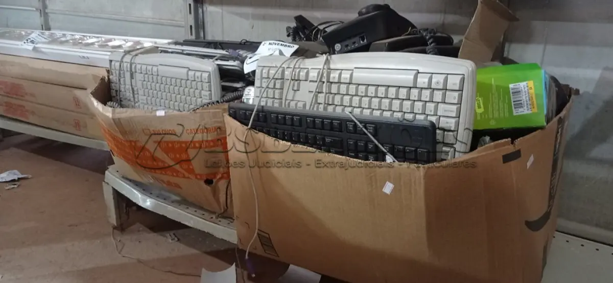 LOTE 553 - 01 LOTE COM VÁRIOS APARELHOS DE TELEFONE E TECLADOS PARA PC MARCAS E MODELOS DIVERSOS. (NO ESTADO) ATENÇÃO! FAZER A VISITAÇÃO ANTES DE ARREMATAR, NÃO SABEMOS SE FUNCIONA. LEILÃO NÃO TEM GARANTIA E NEM DEVOLUÇÃO, SUJEITO A POSSÍVEIS AVARIAS VISÍVEIS/OCULTAS E/OU AUSÊNCIA DE COMPONENTES.
