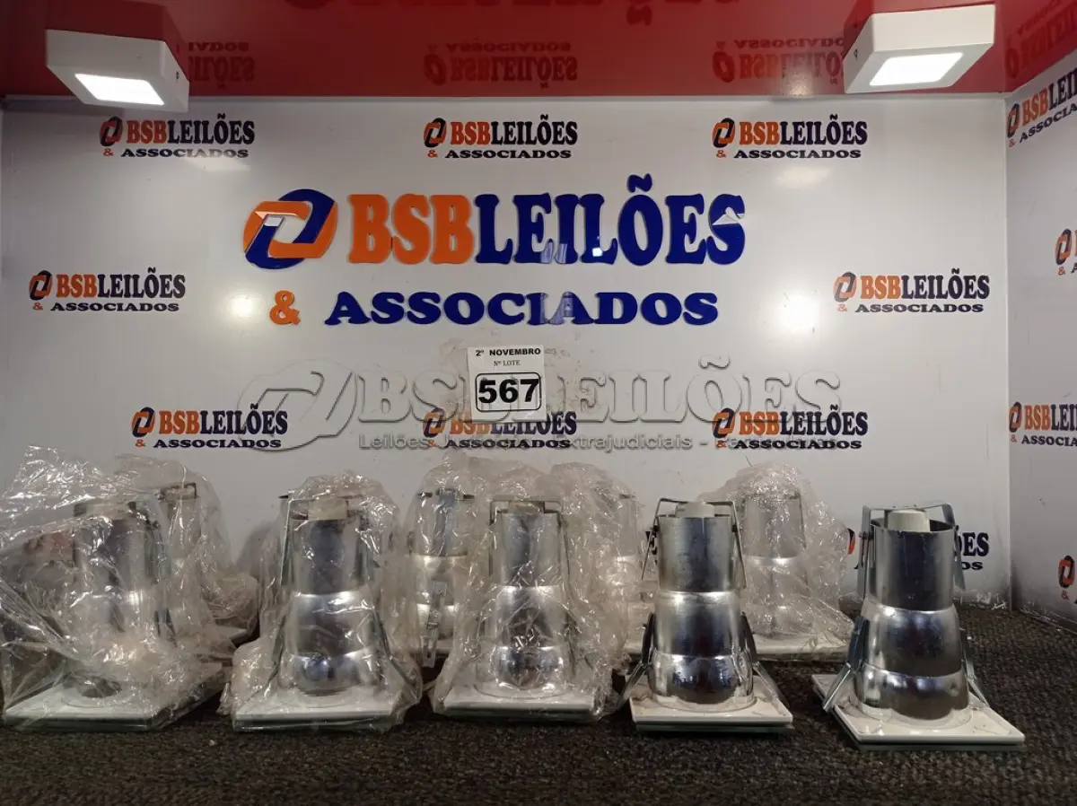 LOTE 567 - 10 LUMINÁRIAS DE EMBUTIR. (NO ESTADO) ATENÇÃO! FAZER A VISITAÇÃO ANTES DE ARREMATAR, NÃO SABEMOS SE FUNCIONA. LEILÃO NÃO TEM GARANTIA E NEM DEVOLUÇÃO, SUJEITO A POSSÍVEIS AVARIAS VISÍVEIS/OCULTAS E/OU AUSÊNCIA DE COMPONENTES.