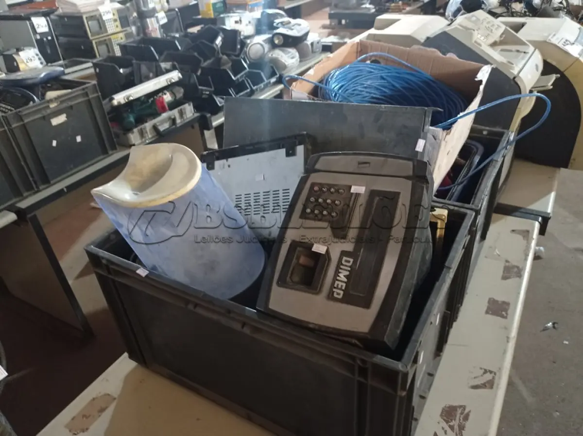 LOTE 451 - 01 LOTE COM MATERIAIS DIVERSOS. (NO ESTADO) ATENÇÃO! FAZER A VISITAÇÃO ANTES DE ARREMATAR, NÃO SABEMOS SE FUNCIONA. LEILÃO NÃO TEM GARANTIA E NEM DEVOLUÇÃO, SUJEITO A POSSÍVEIS AVARIAS VISÍVEIS/OCULTAS E/OU AUSÊNCIA DE COMPONENTES.