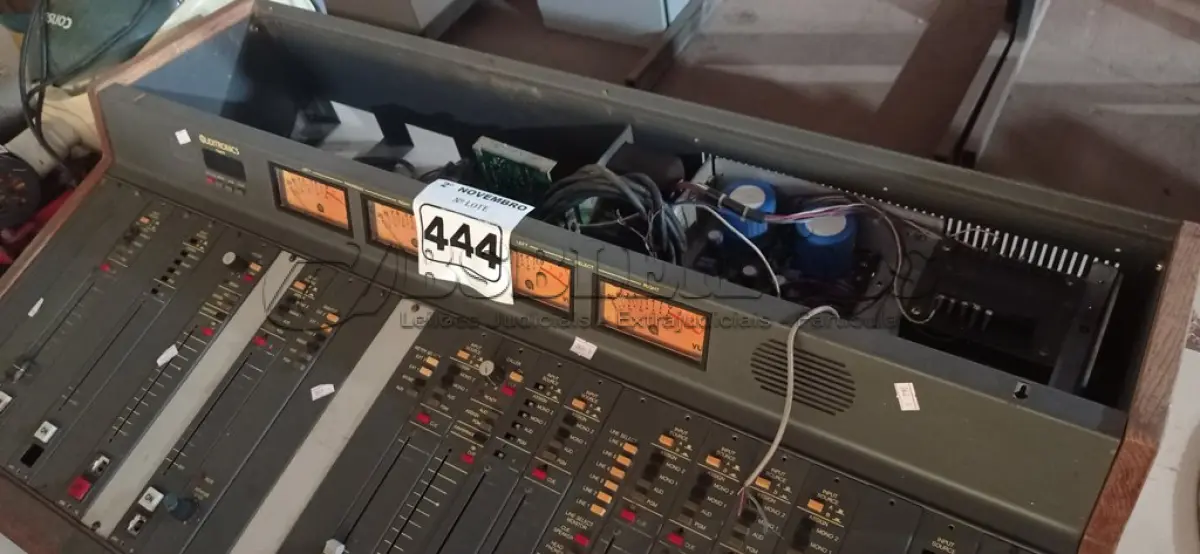 LOTE 444 - 01 MESA DE SOM PARA RÁDIO FM MARCA AUDIOTRONICS. (NO ESTADO) ATENÇÃO! FAZER A VISITAÇÃO ANTES DE ARREMATAR, NÃO SABEMOS SE FUNCIONA. LEILÃO NÃO TEM GARANTIA E NEM DEVOLUÇÃO, SUJEITO A POSSÍVEIS AVARIAS VISÍVEIS/OCULTAS E/OU AUSÊNCIA DE COMPONENTES.