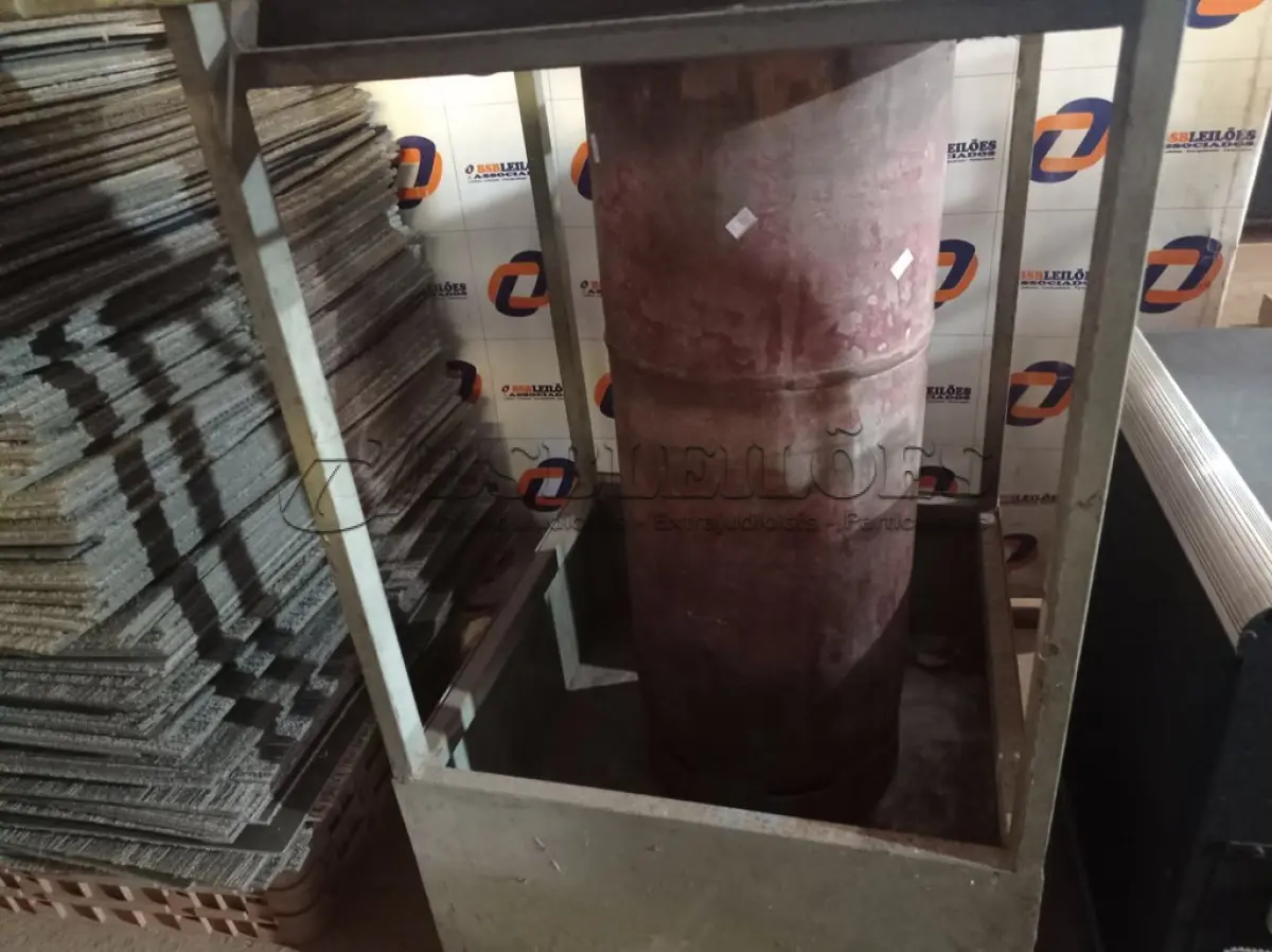 LOTE 501 - 01 CARRINHO PARA TRANSPORTE E 01 CILINDRO DE GÁS ACETILENO. (NO ESTADO) ATENÇÃO! FAZER A VISITAÇÃO ANTES DE ARREMATAR, NÃO SABEMOS SE FUNCIONA. LEILÃO NÃO TEM GARANTIA E NEM DEVOLUÇÃO, SUJEITO A POSSÍVEIS AVARIAS VISÍVEIS/OCULTAS E/OU AUSÊNCIA DE COMPONENTES.