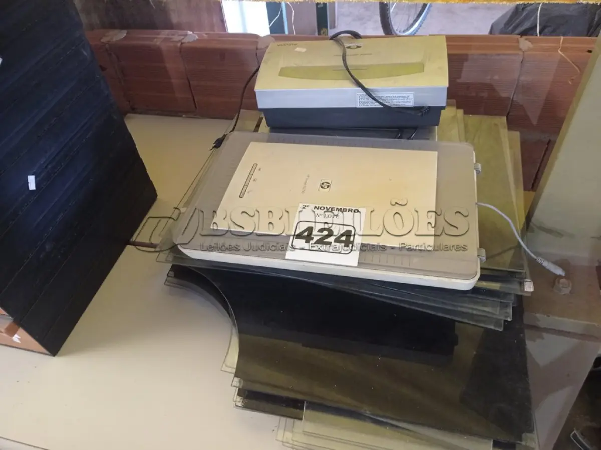 LOTE 424 - 01 SCANNER, 01 APARELHO DE DVD, 01 CABEÇA DE FRAGMENTADORA E VÁRIOS RECORTES DE VIDRO TAMANHOS DIVERSOS. (NO ESTADO) ATENÇÃO! FAZER A VISITAÇÃO ANTES DE ARREMATAR, NÃO SABEMOS SE FUNCIONA. LEILÃO NÃO TEM GARANTIA E NEM DEVOLUÇÃO, SUJEITO A POSSÍVEIS AVARIAS VISÍVEIS/OCULTAS E/OU AUSÊNCIA DE COMPONENTES.