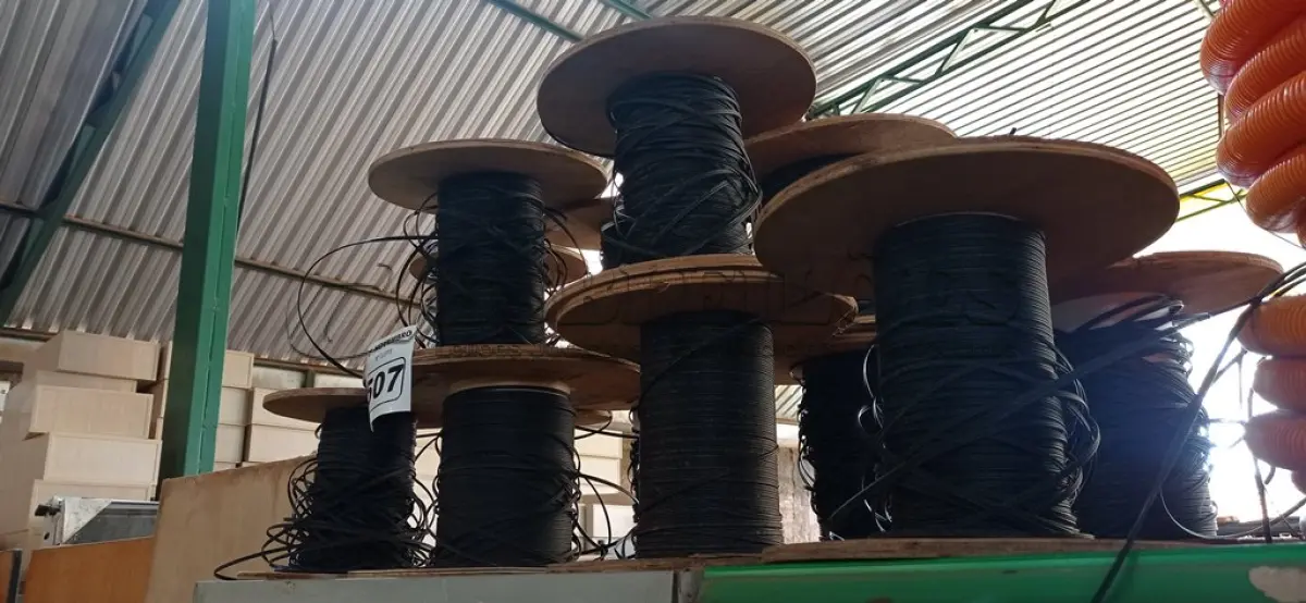 LOTE 507 - 01 LOTE COM VÁRIOS PEDAÇOS DE FIBRA ÓTICA. (NO ESTADO) ATENÇÃO! FAZER A VISITAÇÃO ANTES DE ARREMATAR, NÃO SABEMOS SE FUNCIONA. LEILÃO NÃO TEM GARANTIA E NEM DEVOLUÇÃO, SUJEITO A POSSÍVEIS AVARIAS VISÍVEIS/OCULTAS E/OU AUSÊNCIA DE COMPONENTES.
