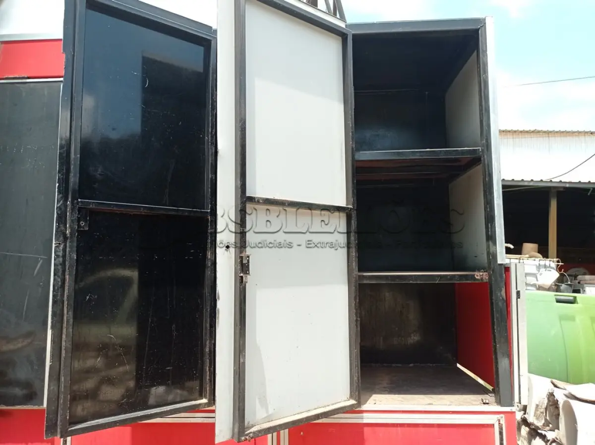 LOTE 588 - 01 TRAILLER ROBEQUE. (NO ESTADO) ATENÇÃO! FAZER A VISITAÇÃO ANTES DE ARREMATAR, NÃO SABEMOS SE FUNCIONA. LEILÃO NÃO TEM GARANTIA E NEM DEVOLUÇÃO, SUJEITO A POSSÍVEIS AVARIAS VISÍVEIS/OCULTAS E/OU AUSÊNCIA DE COMPONENTES.