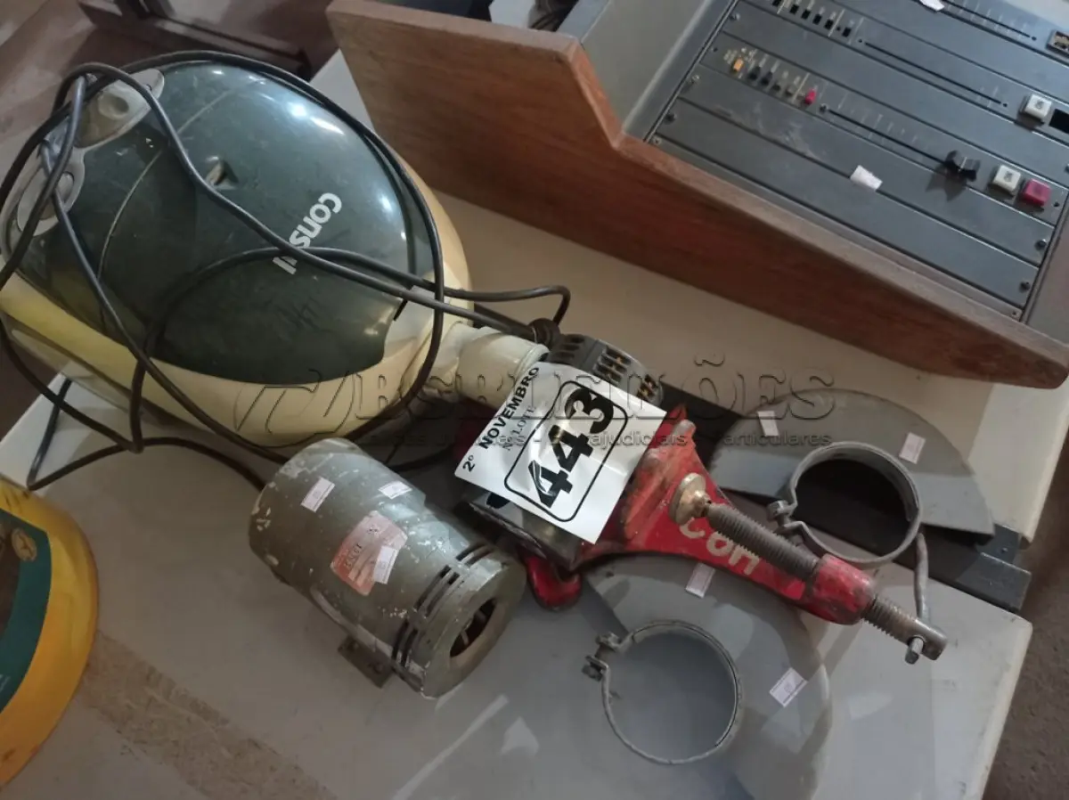LOTE 443 - 02 SIRENES, 02 PROTETORES DE DISCO, 01 MORSA E 01 ASPIRADOR DE PÓ. (NO ESTADO) ATENÇÃO! FAZER A VISITAÇÃO ANTES DE ARREMATAR, NÃO SABEMOS SE FUNCIONA. LEILÃO NÃO TEM GARANTIA E NEM DEVOLUÇÃO, SUJEITO A POSSÍVEIS AVARIAS VISÍVEIS/OCULTAS E/OU AUSÊNCIA DE COMPONENTES.