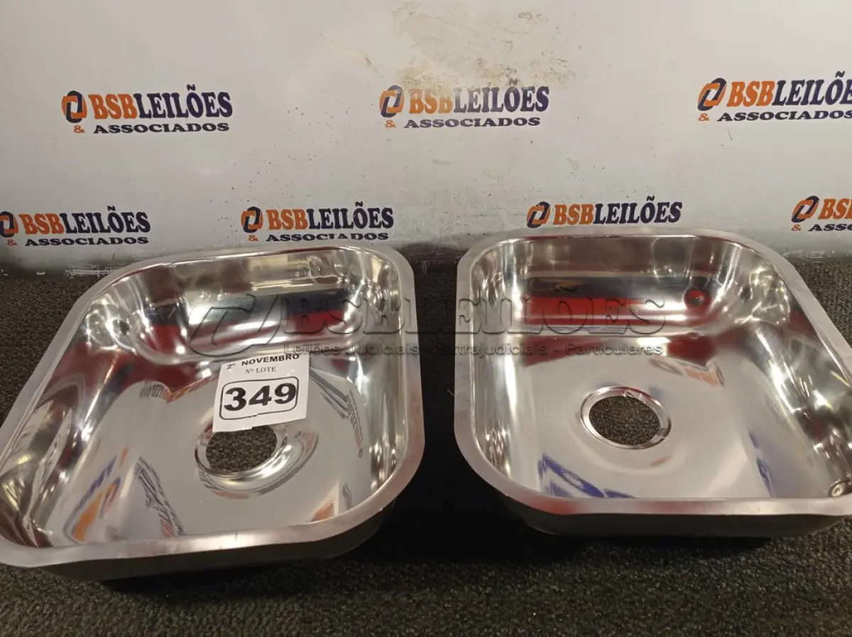 LOTE 349 - 02 CUBAS RASAS PARA PIA EM INOX 40X34X11CM. (NO ESTADO) ATENÇÃO! FAZER A VISITAÇÃO ANTES DE ARREMATAR, NÃO SABEMOS SE FUNCIONA. LEILÃO NÃO TEM GARANTIA E NEM DEVOLUÇÃO, SUJEITO A POSSÍVEIS AVARIAS VISÍVEIS/OCULTAS E/OU AUSÊNCIA DE COMPONENTES.