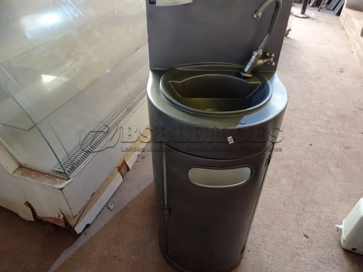 LOTE 587 - 01 TOTEM EM FIBRA DE VIDRO PARA HIGIENIZAÇÃO DAS MÃOS. (NO ESTADO) ATENÇÃO! FAZER A VISITAÇÃO ANTES DE ARREMATAR, NÃO SABEMOS SE FUNCIONA. LEILÃO NÃO TEM GARANTIA E NEM DEVOLUÇÃO, SUJEITO A POSSÍVEIS AVARIAS VISÍVEIS/OCULTAS E/OU AUSÊNCIA DE COMPONENTES.