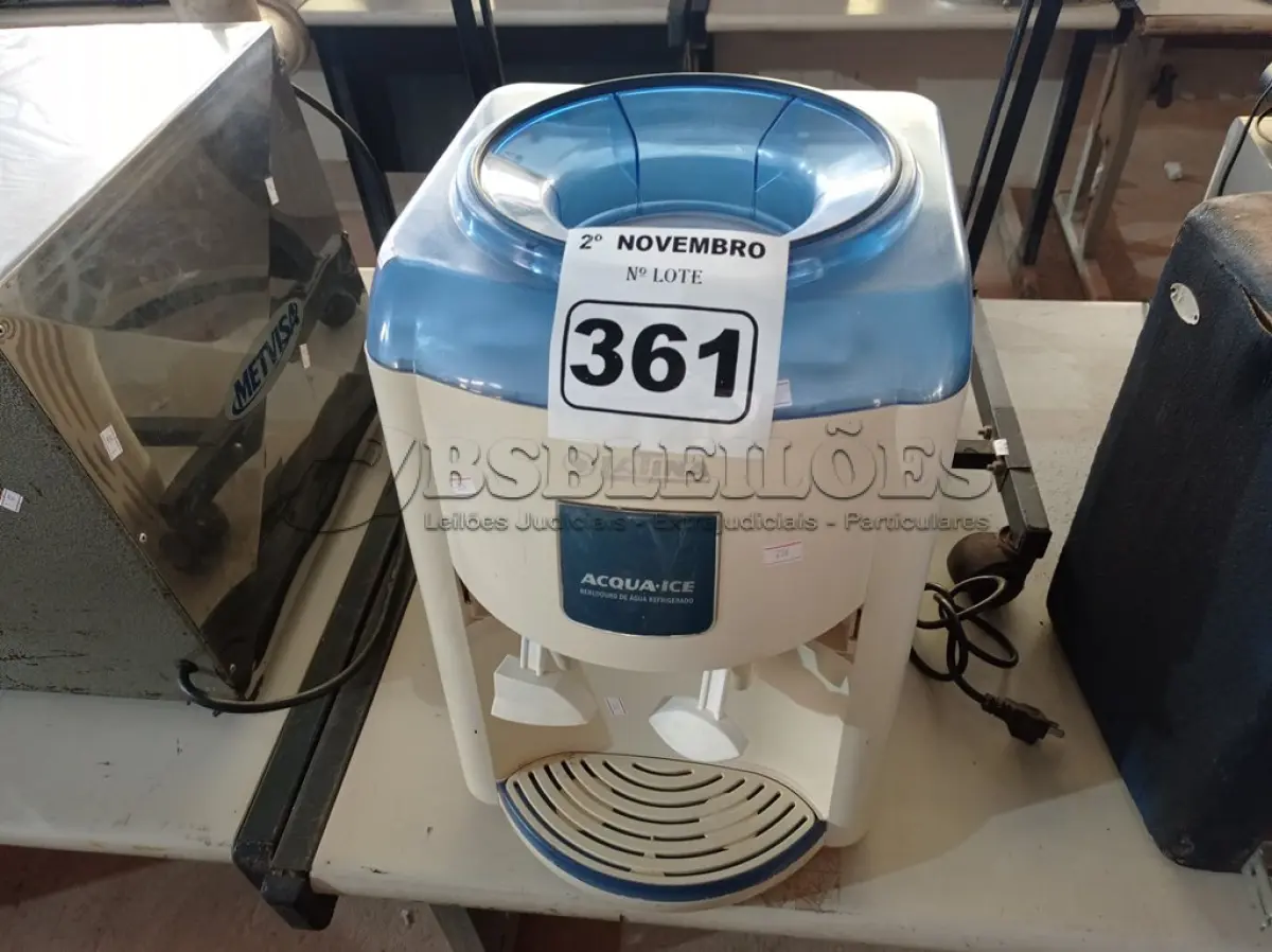 LOTE 361 - 01 BEBEDOURO PARA GARRAFÃO REFRIGERADO 220V. (NO ESTADO) ATENÇÃO! FAZER A VISITAÇÃO ANTES DE ARREMATAR, NÃO SABEMOS SE FUNCIONA. LEILÃO NÃO TEM GARANTIA E NEM DEVOLUÇÃO, SUJEITO A POSSÍVEIS AVARIAS VISÍVEIS/OCULTAS E/OU AUSÊNCIA DE COMPONENTES.