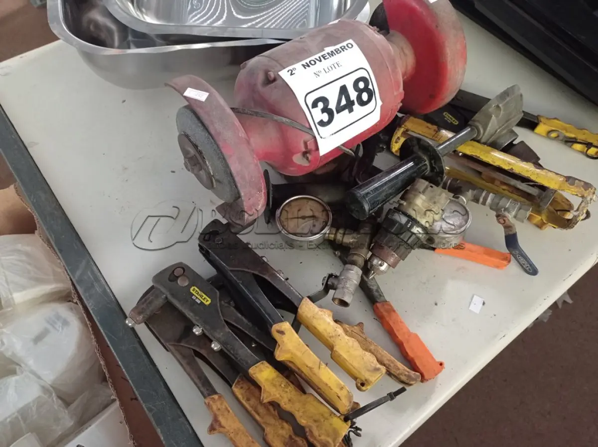 LOTE 348 - 01 MOTO ESMERIL E FERRAMENTAS DIVERSAS. (NO ESTADO) ATENÇÃO! FAZER A VISITAÇÃO ANTES DE ARREMATAR, NÃO SABEMOS SE FUNCIONA. LEILÃO NÃO TEM GARANTIA E NEM DEVOLUÇÃO, SUJEITO A POSSÍVEIS AVARIAS VISÍVEIS/OCULTAS E/OU AUSÊNCIA DE COMPONENTES.