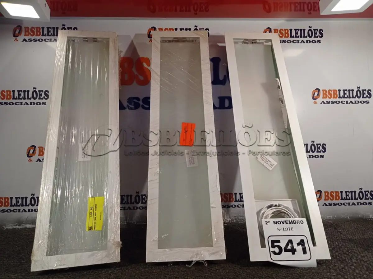 LOTE 541 - 03 LUMINÁRIAS DE EMBUTIR 7806 2X20 EDIBRAZ. (NO ESTADO) ATENÇÃO! FAZER A VISITAÇÃO ANTES DE ARREMATAR, NÃO SABEMOS SE FUNCIONA. LEILÃO NÃO TEM GARANTIA E NEM DEVOLUÇÃO, SUJEITO A POSSÍVEIS AVARIAS VISÍVEIS/OCULTAS E/OU AUSÊNCIA DE COMPONENTES.