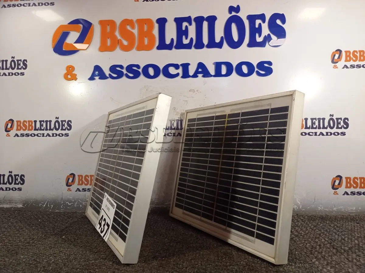LOTE 437 - 02 PAINÉIS FOTOVOLTAICOS 18V 10W. (NO ESTADO) ATENÇÃO! FAZER A VISITAÇÃO ANTES DE ARREMATAR, NÃO SABEMOS SE FUNCIONA. LEILÃO NÃO TEM GARANTIA E NEM DEVOLUÇÃO, SUJEITO A POSSÍVEIS AVARIAS VISÍVEIS/OCULTAS E/OU AUSÊNCIA DE COMPONENTES.