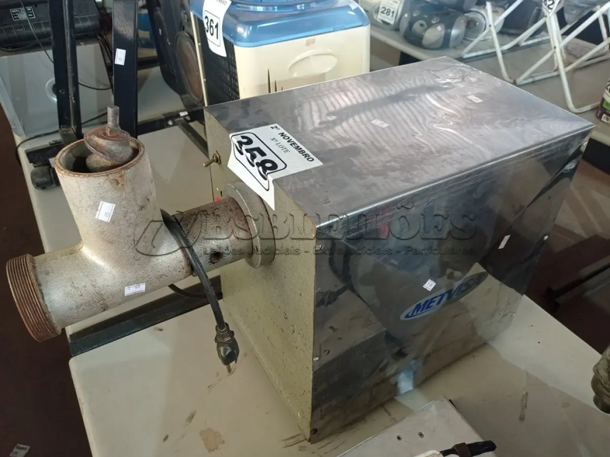 LOTE 358 - 01 MOEDOR DE CARNE INDUSTRIAL METVISA. (NO ESTADO) ATENÇÃO! FAZER A VISITAÇÃO ANTES DE ARREMATAR, NÃO SABEMOS SE FUNCIONA. LEILÃO NÃO TEM GARANTIA E NEM DEVOLUÇÃO, SUJEITO A POSSÍVEIS AVARIAS VISÍVEIS/OCULTAS E/OU AUSÊNCIA DE COMPONENTES.