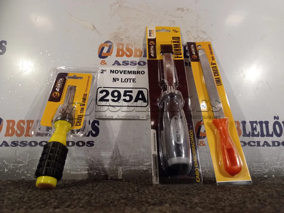 LOTE 295 - 01 FORMÃO, 01 LIMA CHATA 6” E 01 CHAVE COM 06 PONTAS INTERCAMBIÁVEIS. (NO ESTADO) ATENÇÃO! FAZER A VISITAÇÃO ANTES DE ARREMATAR, NÃO SABEMOS SE FUNCIONA. LEILÃO NÃO TEM GARANTIA E NEM DEVOLUÇÃO, SUJEITO A POSSÍVEIS AVARIAS VISÍVEIS/OCULTAS E/OU AUSÊNCIA DE COMPONENTES.