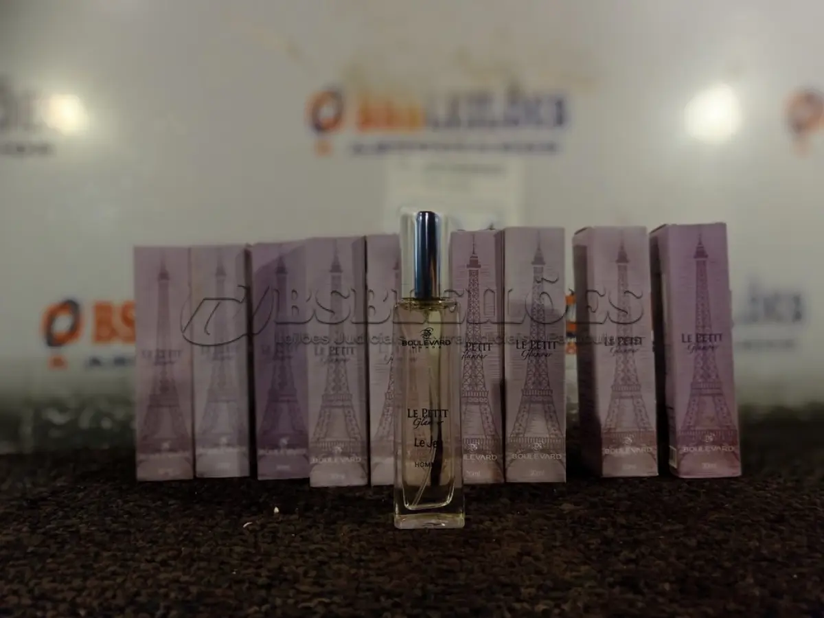 LOTE 394 - 10 PERFUMES LE PETIT 30ML. (NO ESTADO) ATENÇÃO! FAZER A VISITAÇÃO ANTES DE ARREMATAR, NÃO SABEMOS SE FUNCIONA. LEILÃO NÃO TEM GARANTIA E NEM DEVOLUÇÃO, SUJEITO A POSSÍVEIS AVARIAS VISÍVEIS/OCULTAS E/OU AUSÊNCIA DE COMPONENTES.
