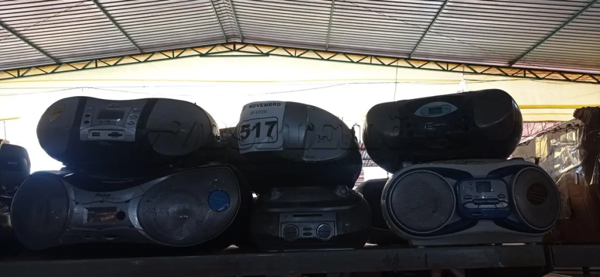 LOTE 517 - 01 LOTE COM VÁRIOS APARELHOS DE SOM MARCAS E MODELOS DIVERSOS. (NO ESTADO) ATENÇÃO! FAZER A VISITAÇÃO ANTES DE ARREMATAR, NÃO SABEMOS SE FUNCIONA. LEILÃO NÃO TEM GARANTIA E NEM DEVOLUÇÃO, SUJEITO A POSSÍVEIS AVARIAS VISÍVEIS/OCULTAS E/OU AUSÊNCIA DE COMPONENTES.