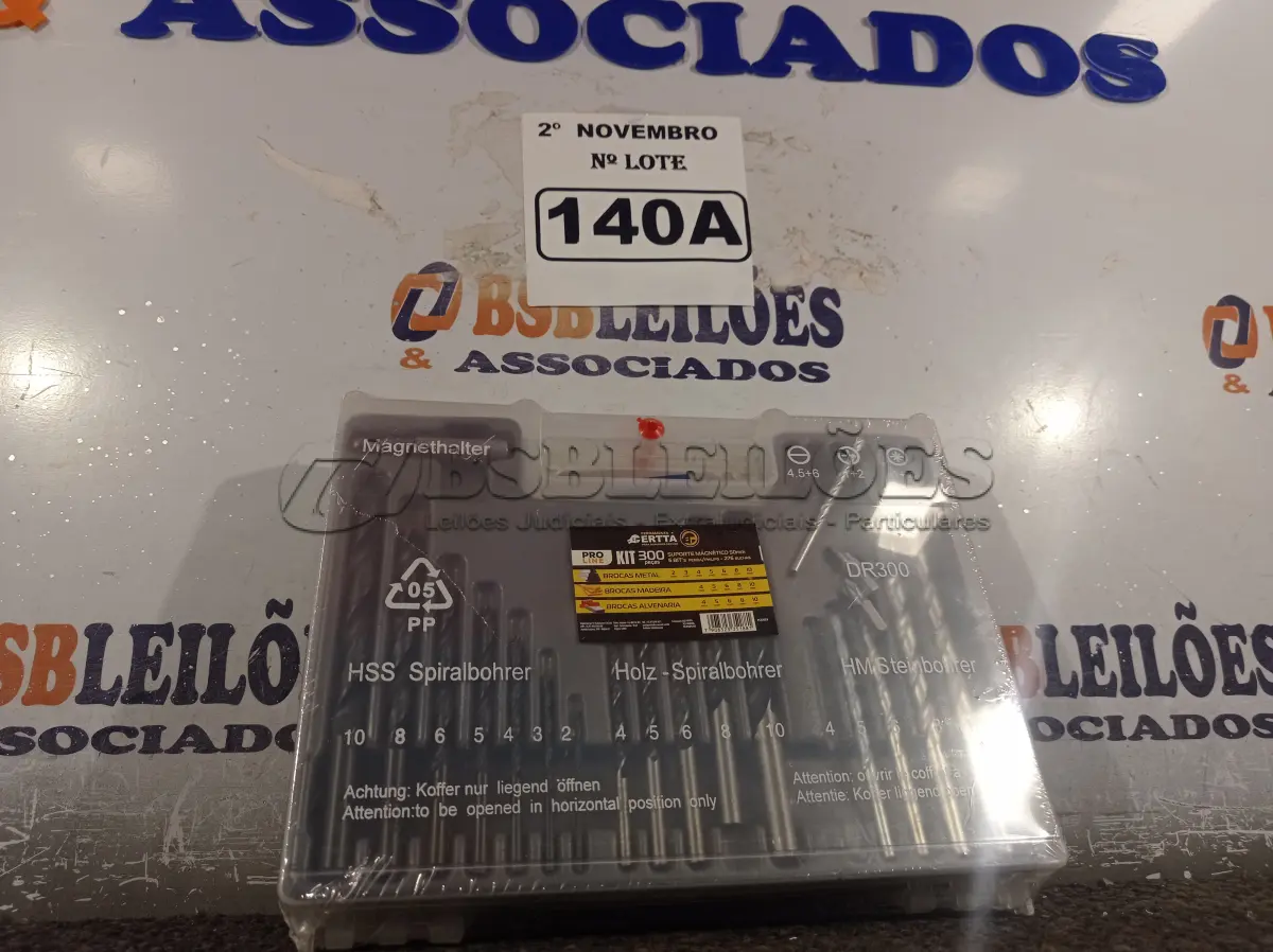 LOTE 140 - 01 KIT DE BROCAS. (NO ESTADO) ATENÇÃO! FAZER A VISITAÇÃO ANTES DE ARREMATAR, NÃO SABEMOS SE FUNCIONA. LEILÃO NÃO TEM GARANTIA E NEM DEVOLUÇÃO, SUJEITO A POSSÍVEIS AVARIAS VISÍVEIS/OCULTAS E/OU AUSÊNCIA DE COMPONENTES.