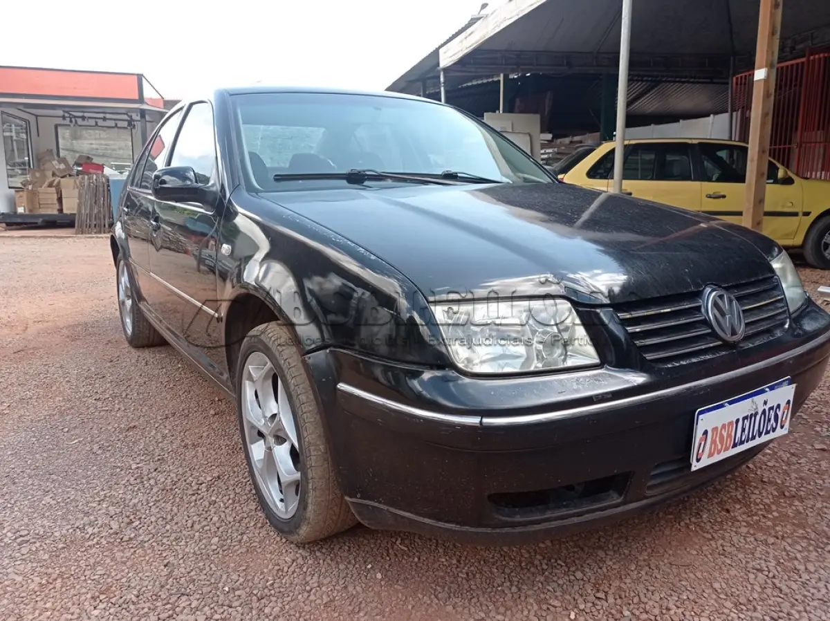 LOTE 601 - 01 VW BORA A GASOLINA; ANO 2006/2007 NA COR PRETA (NO ESTADO) 