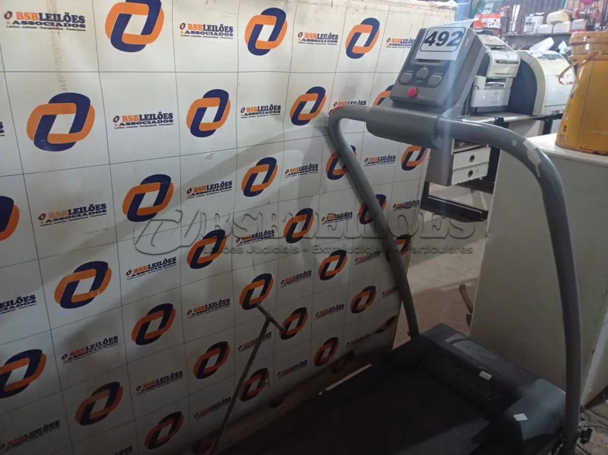 LOTE 492 - 01 ESTEIRA ERGOMÉTRICA MARCA CALOI. (NO ESTADO) ATENÇÃO! FAZER A VISITAÇÃO ANTES DE ARREMATAR, NÃO SABEMOS SE FUNCIONA. LEILÃO NÃO TEM GARANTIA E NEM DEVOLUÇÃO, SUJEITO A POSSÍVEIS AVARIAS VISÍVEIS/OCULTAS E/OU AUSÊNCIA DE COMPONENTES.