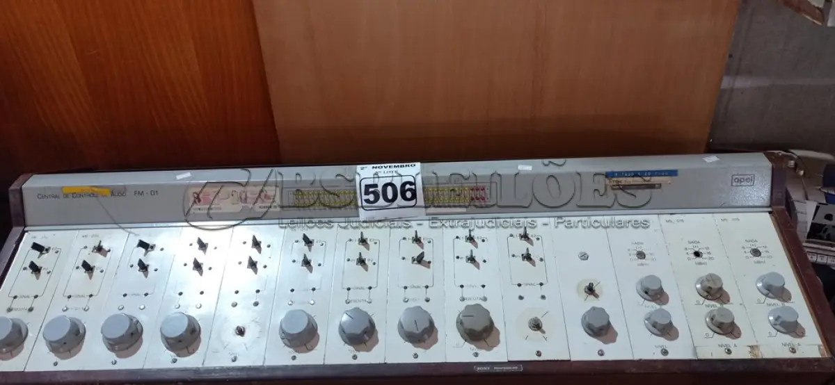 LOTE 506 - 01 MESA DE SOM ANTIGA PARA RÁDIO FM MARCA APEL. (NO ESTADO) ATENÇÃO! FAZER A VISITAÇÃO ANTES DE ARREMATAR, NÃO SABEMOS SE FUNCIONA. LEILÃO NÃO TEM GARANTIA E NEM DEVOLUÇÃO, SUJEITO A POSSÍVEIS AVARIAS VISÍVEIS/OCULTAS E/OU AUSÊNCIA DE COMPONENTES.