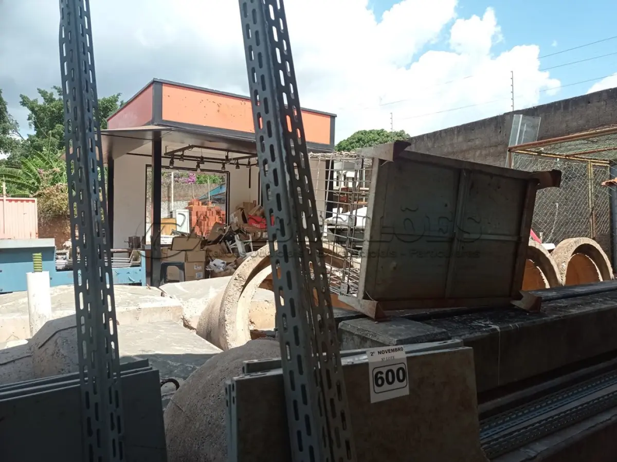 LOTE 600 - 01 ESTANTE DE FERRO DESMONTADA COM 04 PRATELEIRAS. (NO ESTADO) ATENÇÃO! FAZER A VISITAÇÃO ANTES DE ARREMATAR, NÃO SABEMOS SE FUNCIONA. LEILÃO NÃO TEM GARANTIA E NEM DEVOLUÇÃO, SUJEITO A POSSÍVEIS AVARIAS VISÍVEIS/OCULTAS E/OU AUSÊNCIA DE COMPONENTES.