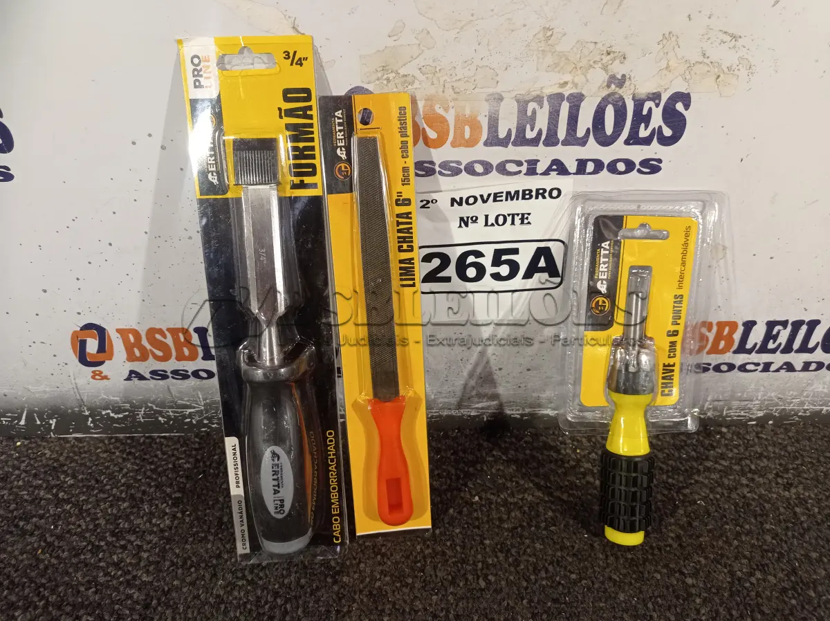LOTE 265 - 01 FORMÃO, 01 LIMA CHATA 6” E 01 CHAVE COM 06 PONTAS INTERCAMBIÁVEIS. (NO ESTADO) ATENÇÃO! FAZER A VISITAÇÃO ANTES DE ARREMATAR, NÃO SABEMOS SE FUNCIONA. LEILÃO NÃO TEM GARANTIA E NEM DEVOLUÇÃO, SUJEITO A POSSÍVEIS AVARIAS VISÍVEIS/OCULTAS E/OU AUSÊNCIA DE COMPONENTES.