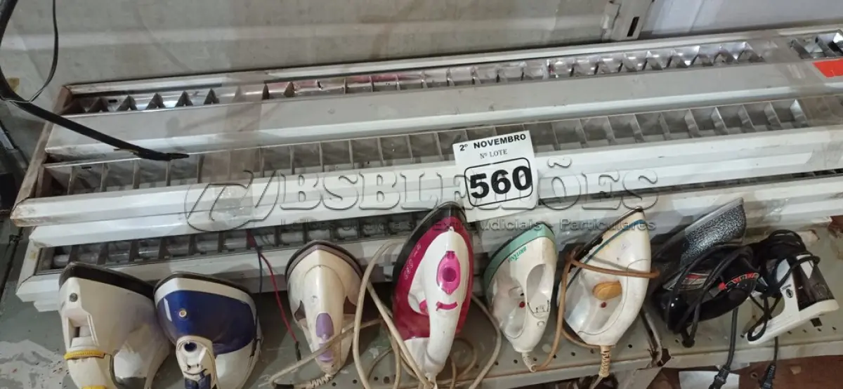LOTE 560 - 01 LOTE COM VÁRIAS LUMINÁRIAS E FERROS DE PASSAR MARCAS E MODELOS DIVERSOS. (NO ESTADO) ATENÇÃO! FAZER A VISITAÇÃO ANTES DE ARREMATAR, NÃO SABEMOS SE FUNCIONA. LEILÃO NÃO TEM GARANTIA E NEM DEVOLUÇÃO, SUJEITO A POSSÍVEIS AVARIAS VISÍVEIS/OCULTAS E/OU AUSÊNCIA DE COMPONENTES.