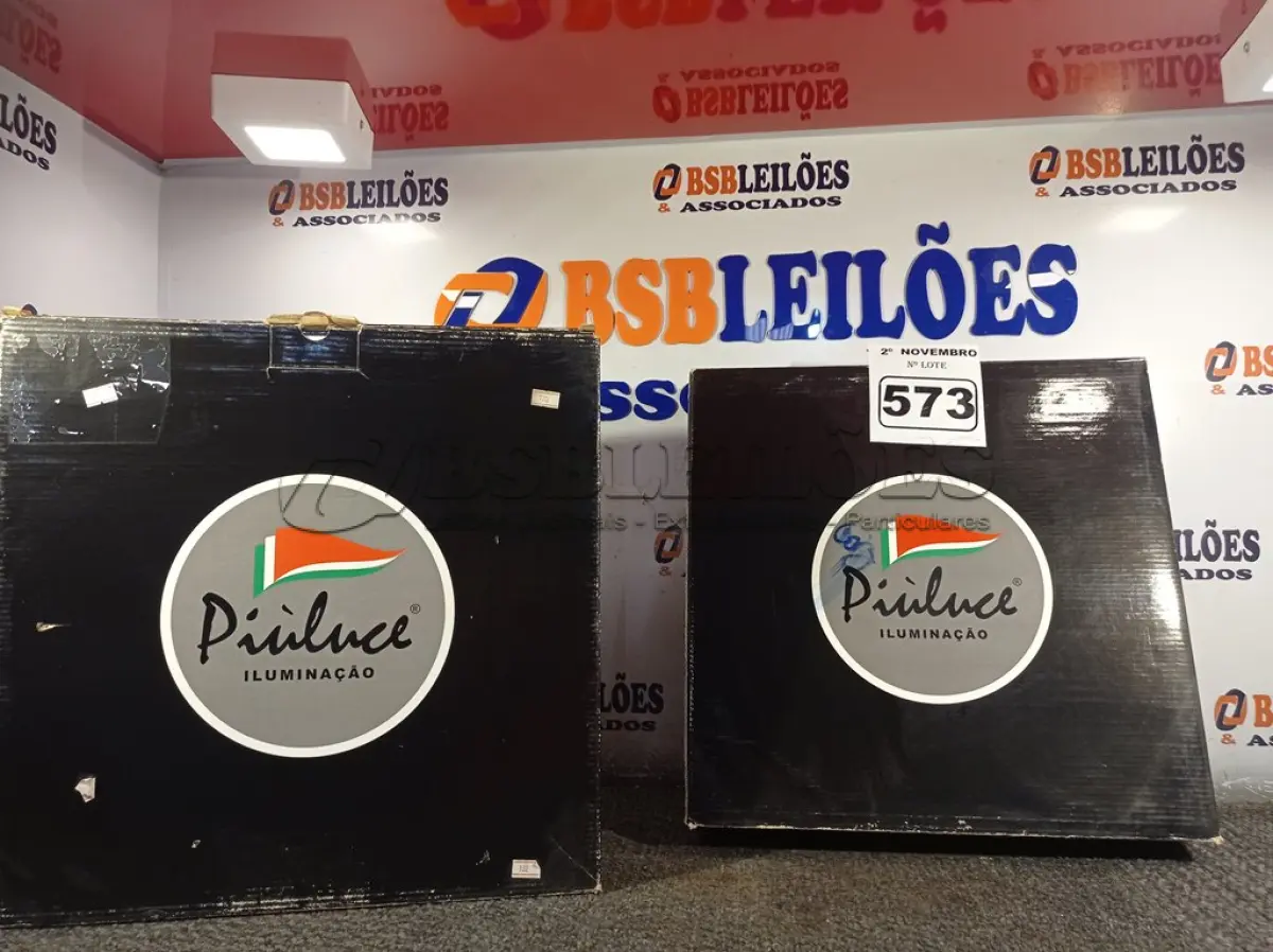 LOTE 573 - 02 PLAFONS DE SOBREPOR 40X40. (NO ESTADO) ATENÇÃO! FAZER A VISITAÇÃO ANTES DE ARREMATAR, NÃO SABEMOS SE FUNCIONA. LEILÃO NÃO TEM GARANTIA E NEM DEVOLUÇÃO, SUJEITO A POSSÍVEIS AVARIAS VISÍVEIS/OCULTAS E/OU AUSÊNCIA DE COMPONENTES.