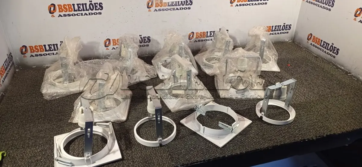 LOTE 516 - 12 LUMINÁRIAS DE EMBUTIR. (NO ESTADO) ATENÇÃO! FAZER A VISITAÇÃO ANTES DE ARREMATAR, NÃO SABEMOS SE FUNCIONA. LEILÃO NÃO TEM GARANTIA E NEM DEVOLUÇÃO, SUJEITO A POSSÍVEIS AVARIAS VISÍVEIS/OCULTAS E/OU AUSÊNCIA DE COMPONENTES.