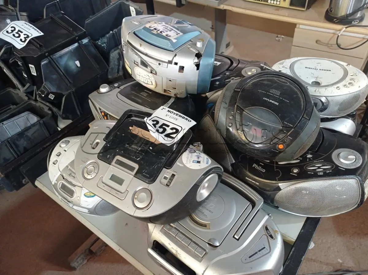 LOTE 352 - 10 APARELHOS DE SOM MARCAS E MODELOS DIVERSOS. (NO ESTADO) ATENÇÃO! FAZER A VISITAÇÃO ANTES DE ARREMATAR, NÃO SABEMOS SE FUNCIONA. LEILÃO NÃO TEM GARANTIA E NEM DEVOLUÇÃO, SUJEITO A POSSÍVEIS AVARIAS VISÍVEIS/OCULTAS E/OU AUSÊNCIA DE COMPONENTES.