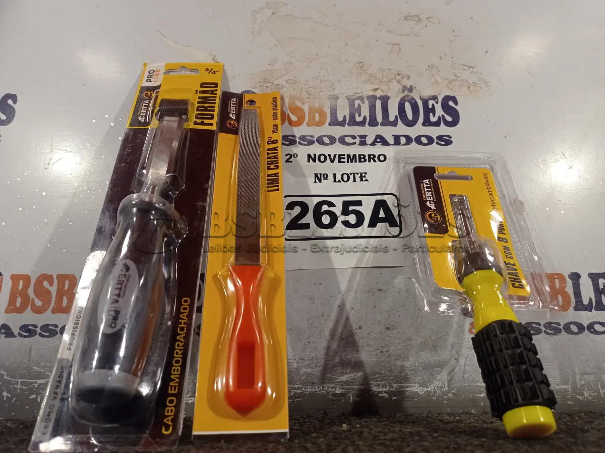 LOTE 265 - 01 FORMÃO, 01 LIMA CHATA 6” E 01 CHAVE COM 06 PONTAS INTERCAMBIÁVEIS. (NO ESTADO) ATENÇÃO! FAZER A VISITAÇÃO ANTES DE ARREMATAR, NÃO SABEMOS SE FUNCIONA. LEILÃO NÃO TEM GARANTIA E NEM DEVOLUÇÃO, SUJEITO A POSSÍVEIS AVARIAS VISÍVEIS/OCULTAS E/OU AUSÊNCIA DE COMPONENTES.