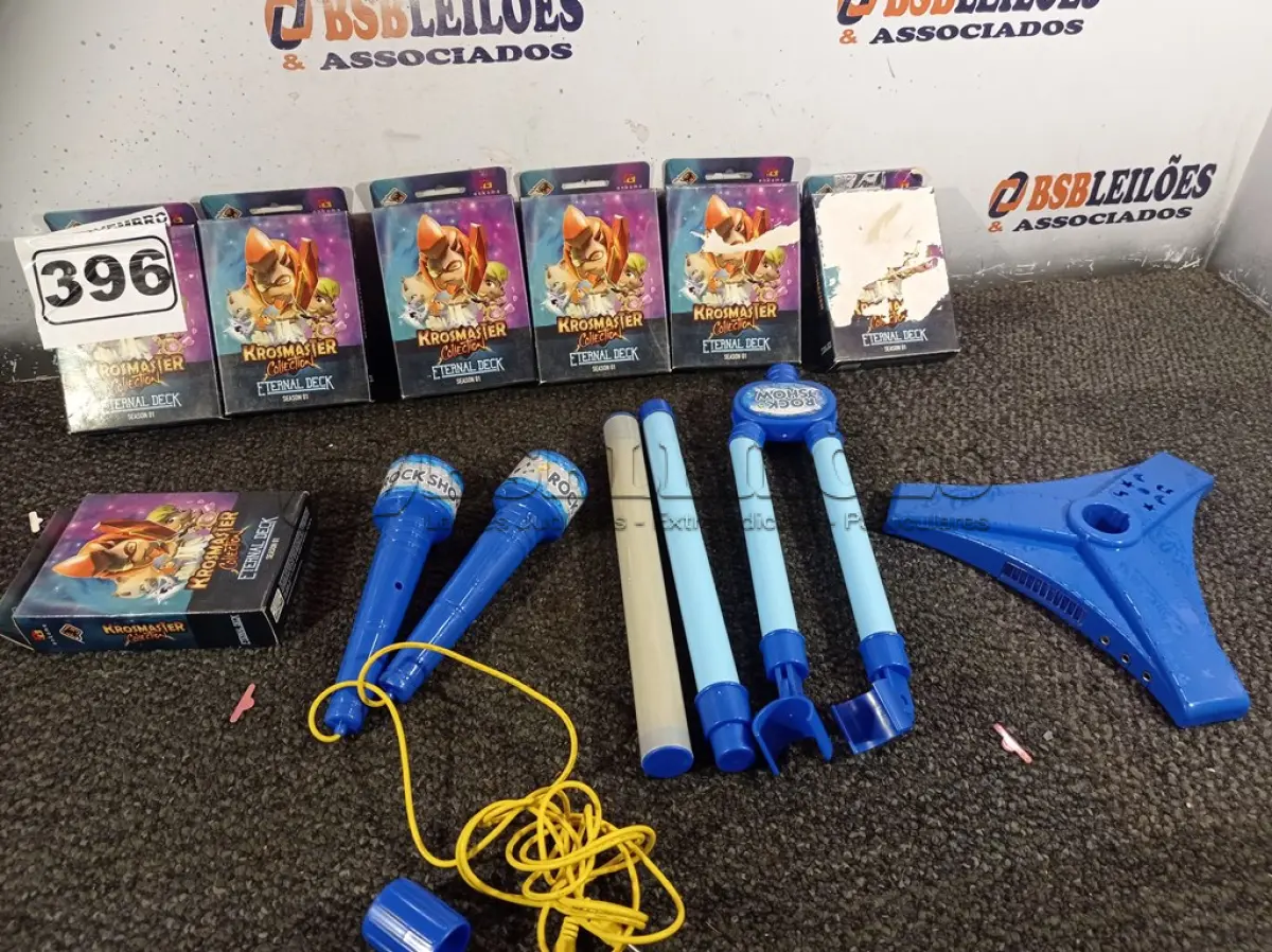 LOTE 396 - 01 GUITARRA ROCK SHOW E VÁRIOS PACOTES DE CARTAS KROSMASTER. (NO ESTADO) ATENÇÃO! FAZER A VISITAÇÃO ANTES DE ARREMATAR, NÃO SABEMOS SE FUNCIONA. LEILÃO NÃO TEM GARANTIA E NEM DEVOLUÇÃO, SUJEITO A POSSÍVEIS AVARIAS VISÍVEIS/OCULTAS E/OU AUSÊNCIA DE COMPONENTES.