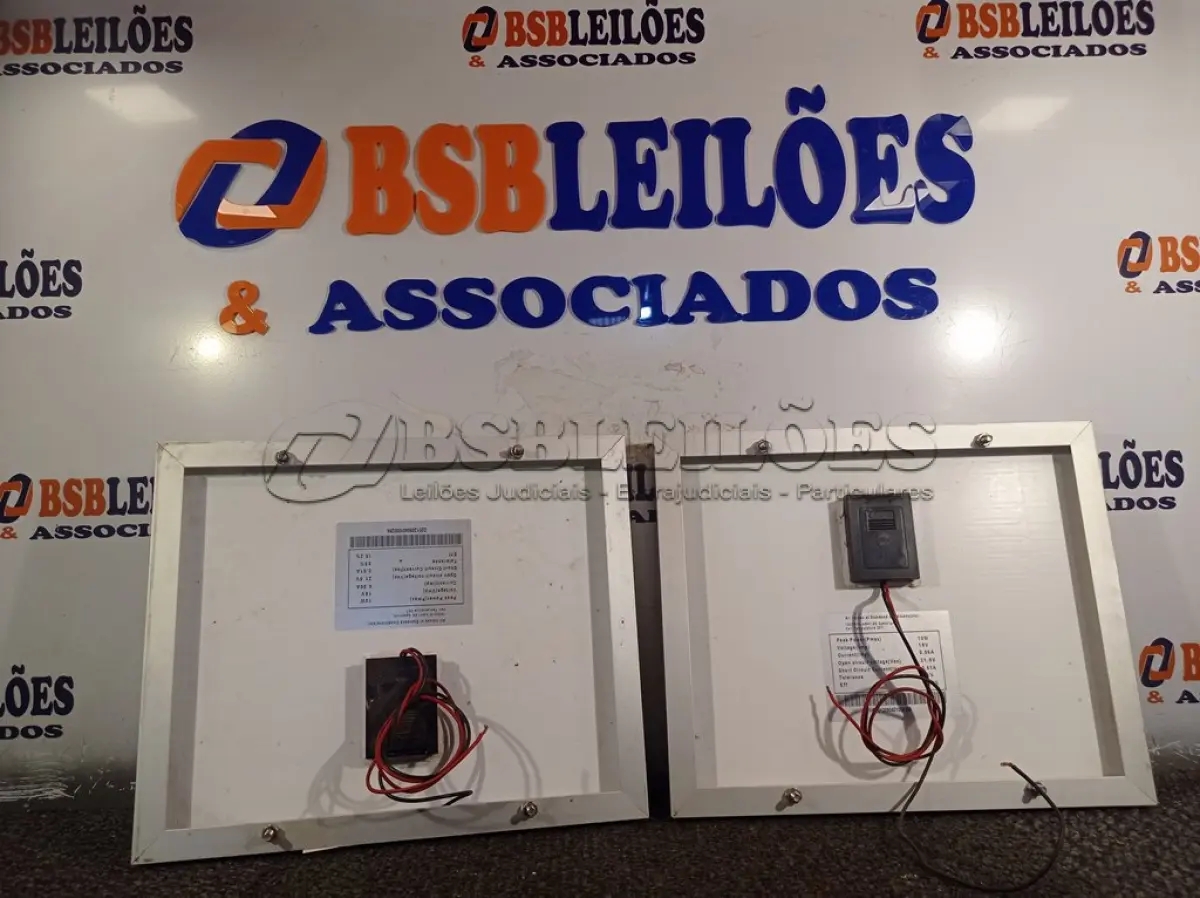 LOTE 437 - 02 PAINÉIS FOTOVOLTAICOS 18V 10W. (NO ESTADO) ATENÇÃO! FAZER A VISITAÇÃO ANTES DE ARREMATAR, NÃO SABEMOS SE FUNCIONA. LEILÃO NÃO TEM GARANTIA E NEM DEVOLUÇÃO, SUJEITO A POSSÍVEIS AVARIAS VISÍVEIS/OCULTAS E/OU AUSÊNCIA DE COMPONENTES.