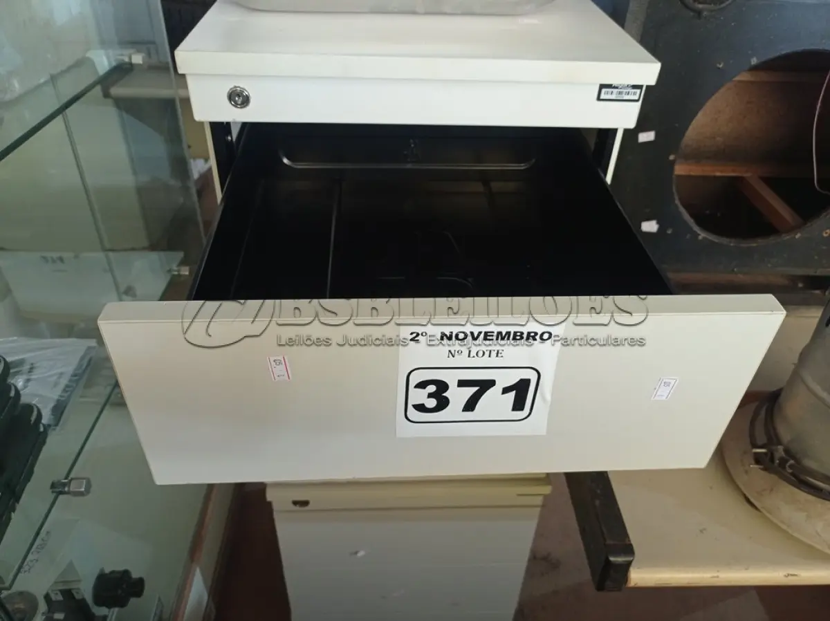 LOTE 371 - 02 GAVETEIROS COM 03 GAVETAS. (NO ESTADO) ATENÇÃO! FAZER A VISITAÇÃO ANTES DE ARREMATAR, NÃO SABEMOS SE FUNCIONA. LEILÃO NÃO TEM GARANTIA E NEM DEVOLUÇÃO, SUJEITO A POSSÍVEIS AVARIAS VISÍVEIS/OCULTAS E/OU AUSÊNCIA DE COMPONENTES.