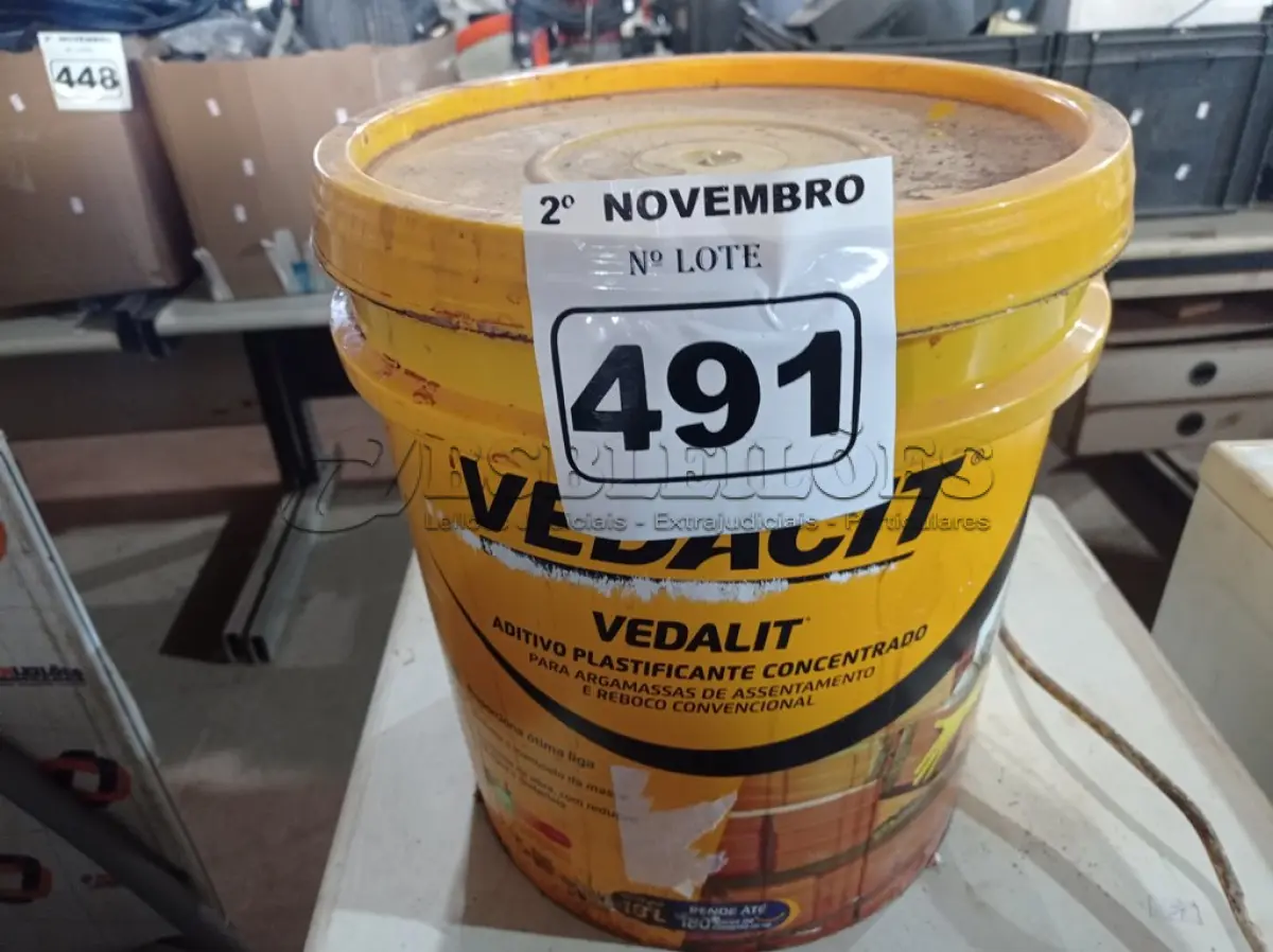 LOTE 491 - 01 BALDE DE VEDALIT, ADITIVO PLASTIFICANTE CONCENTRADO PARA ARGAMASSA DE ASSENTAMENTO E REBOCO CONVENCIONAL. (NO ESTADO) ATENÇÃO! FAZER A VISITAÇÃO ANTES DE ARREMATAR, NÃO SABEMOS SE FUNCIONA. LEILÃO NÃO TEM GARANTIA E NEM DEVOLUÇÃO, SUJEITO A POSSÍVEIS AVARIAS VISÍVEIS/OCULTAS E/OU AUSÊNCIA DE COMPONENTES.